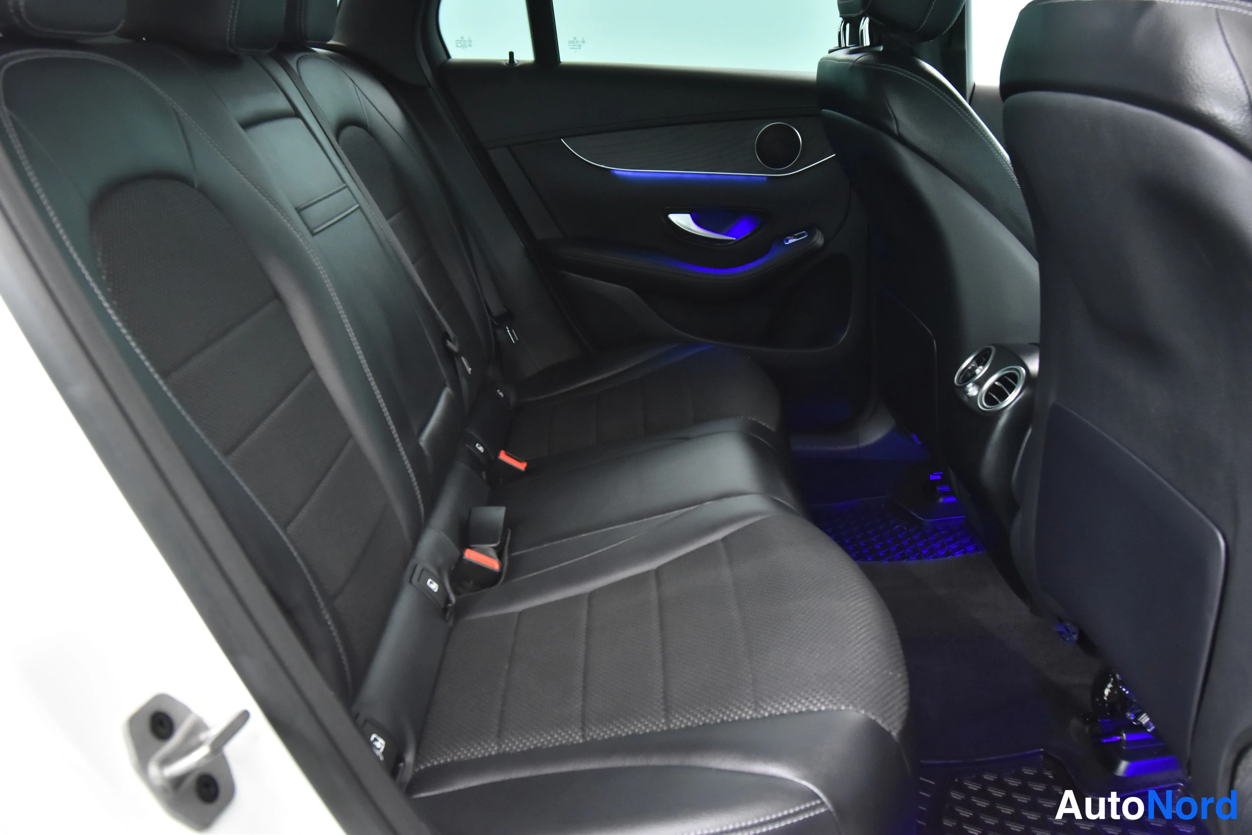 Valkoinen Mercedes-Benz GLC 2022, takaistuimet, kuva 36