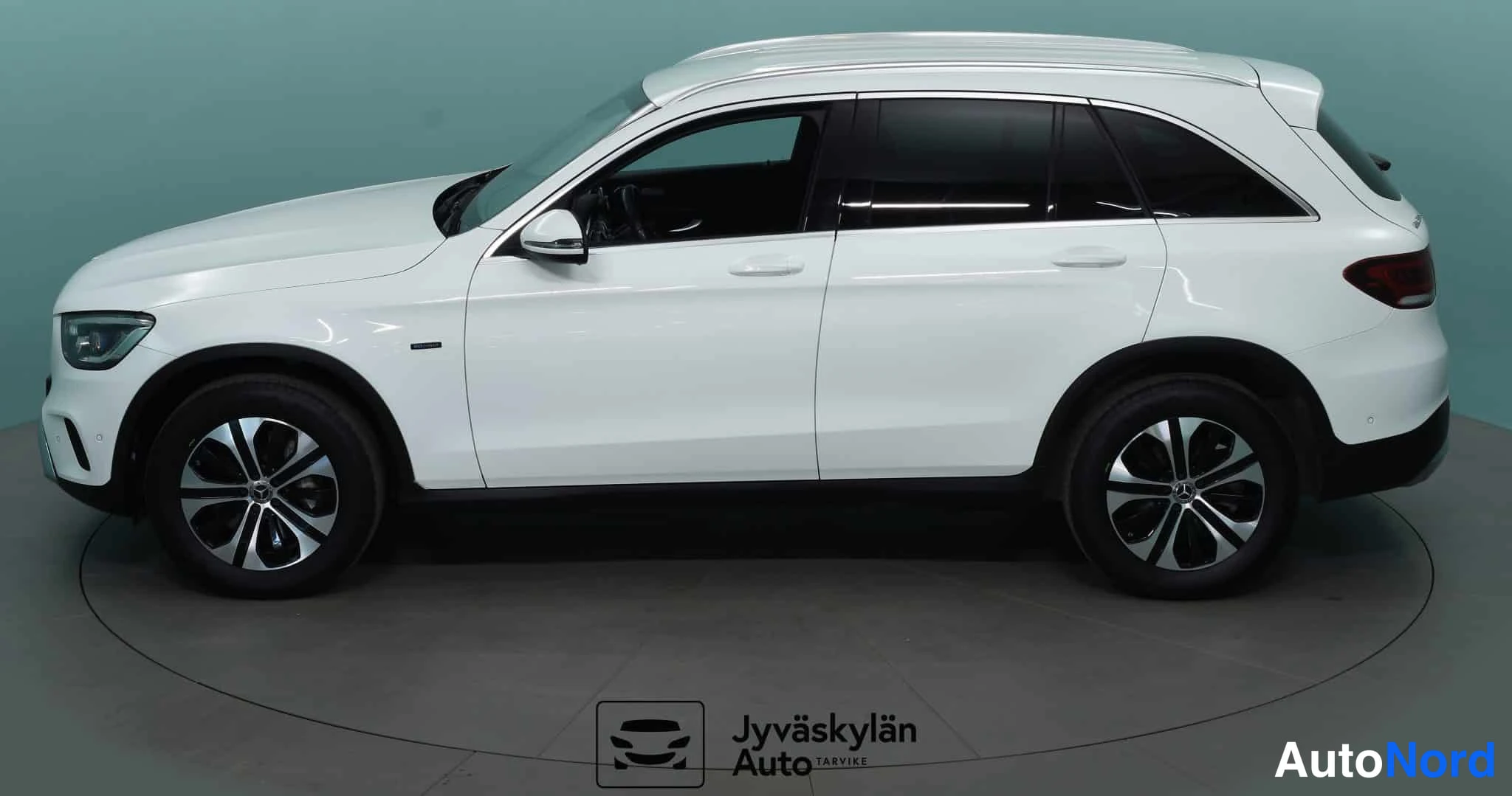 Valkoinen Mercedes-Benz GLC 2022, etuviisto, keula vasemmalle, kuva 4