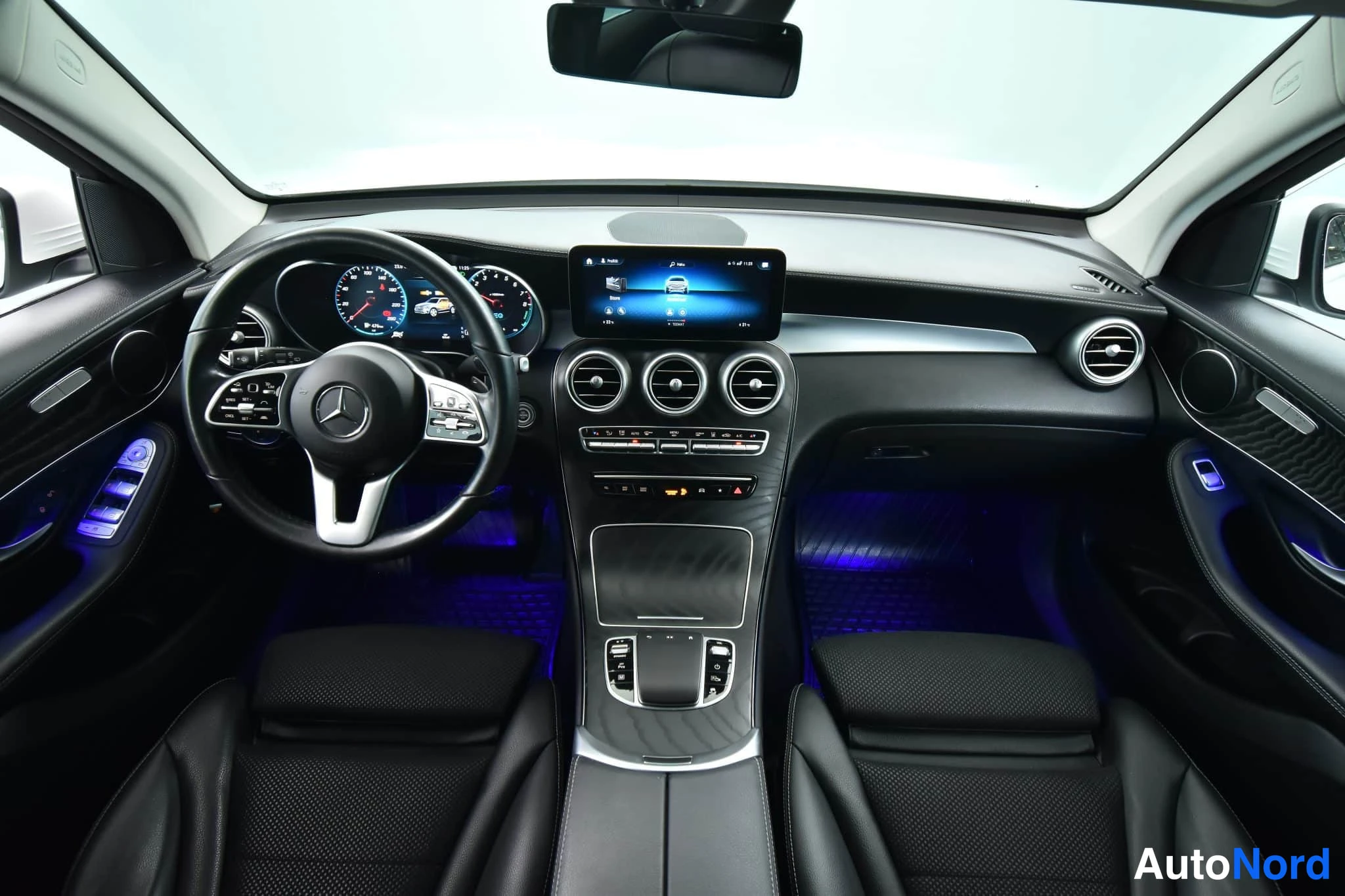 Valkoinen Mercedes-Benz GLC 2022, ohjaamo, kuva 27