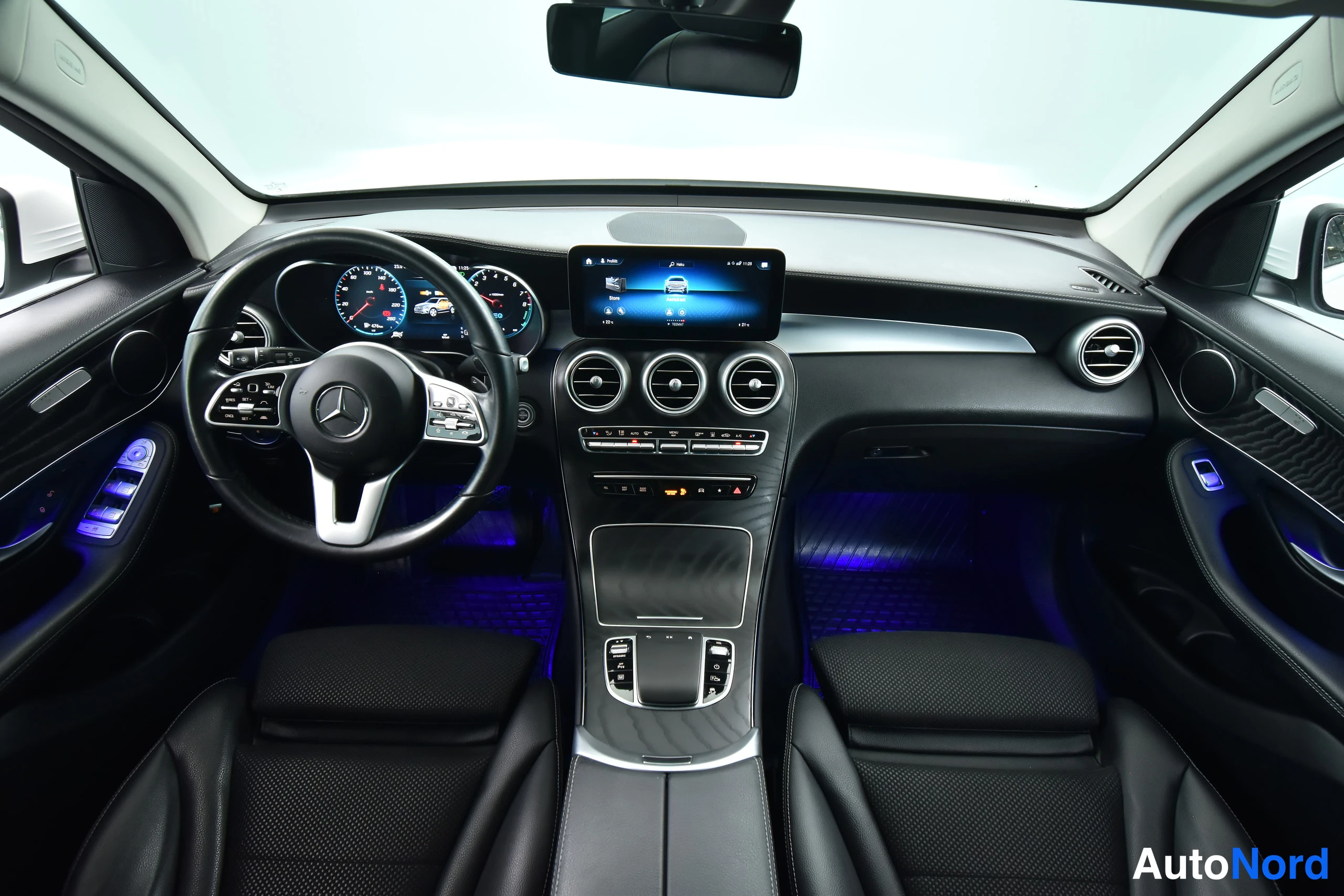 Valkoinen Mercedes-Benz GLC 2022, ohjaamo, kuva 28