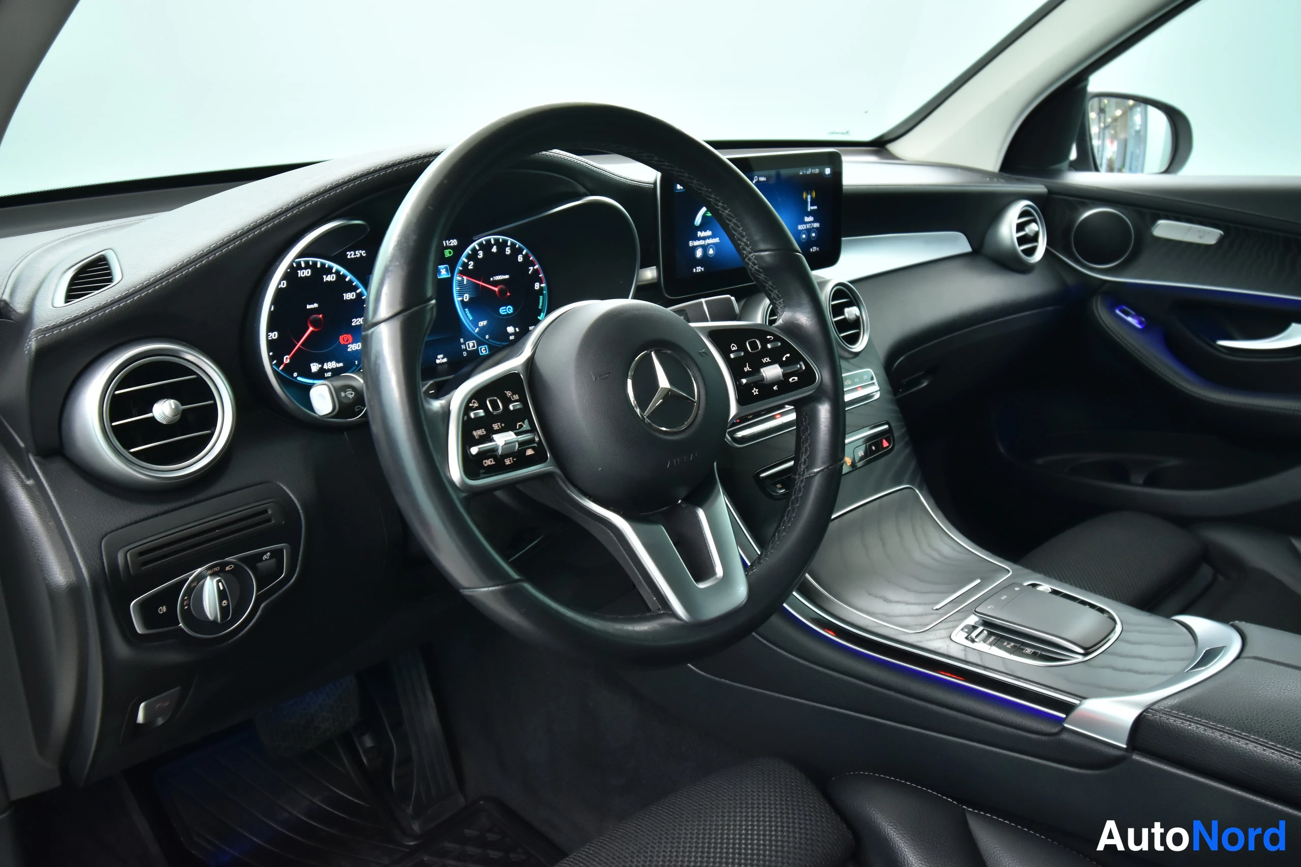 Valkoinen Mercedes-Benz GLC 2022, ohjaamo, kuva 30