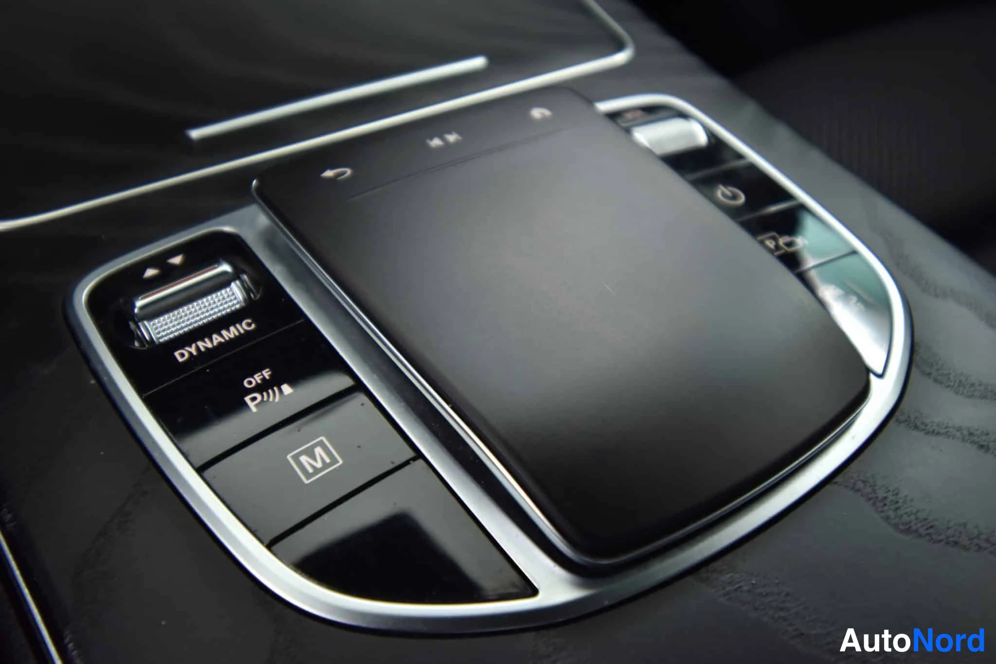 Valkoinen Mercedes-Benz GLC 2022, yksityiskohta, kuva 37
