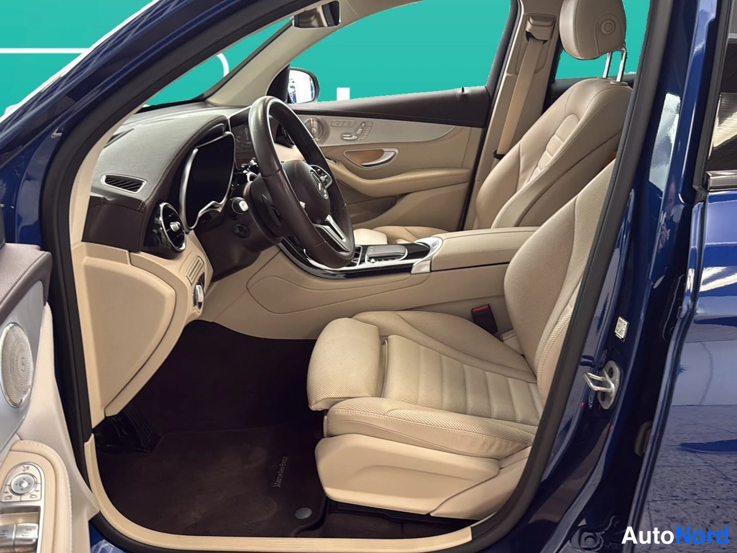 Sininen Mercedes-Benz GLC 2022, ohjaamo, kuva 8