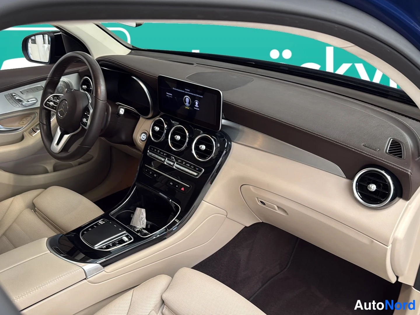 Sininen Mercedes-Benz GLC 2022, ohjaamo, kuva 10