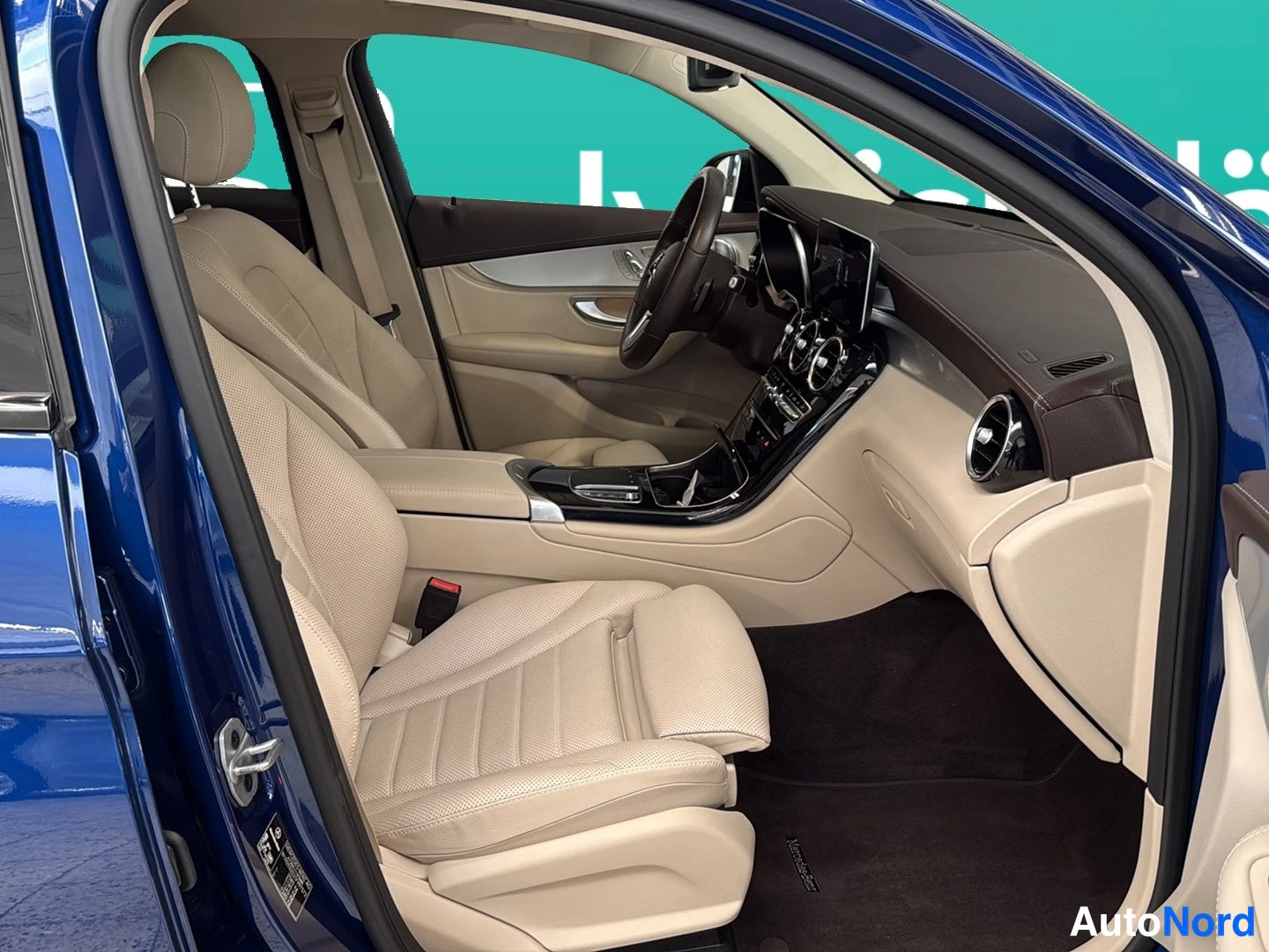 Sininen Mercedes-Benz GLC 2022, ohjaamo, kuva 7