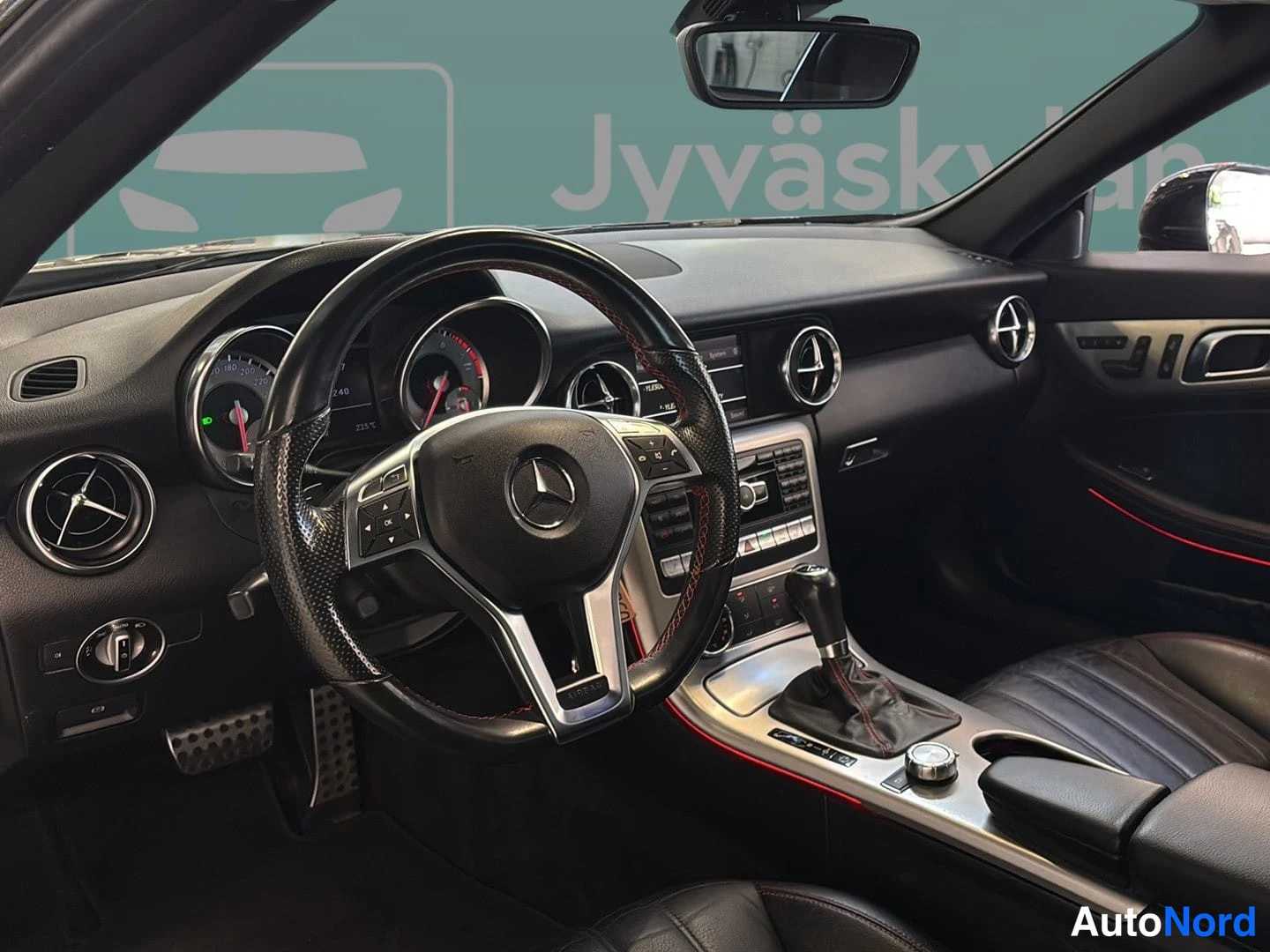 Musta Mercedes-Benz SLK 2011, ohjaamo, kuva 11