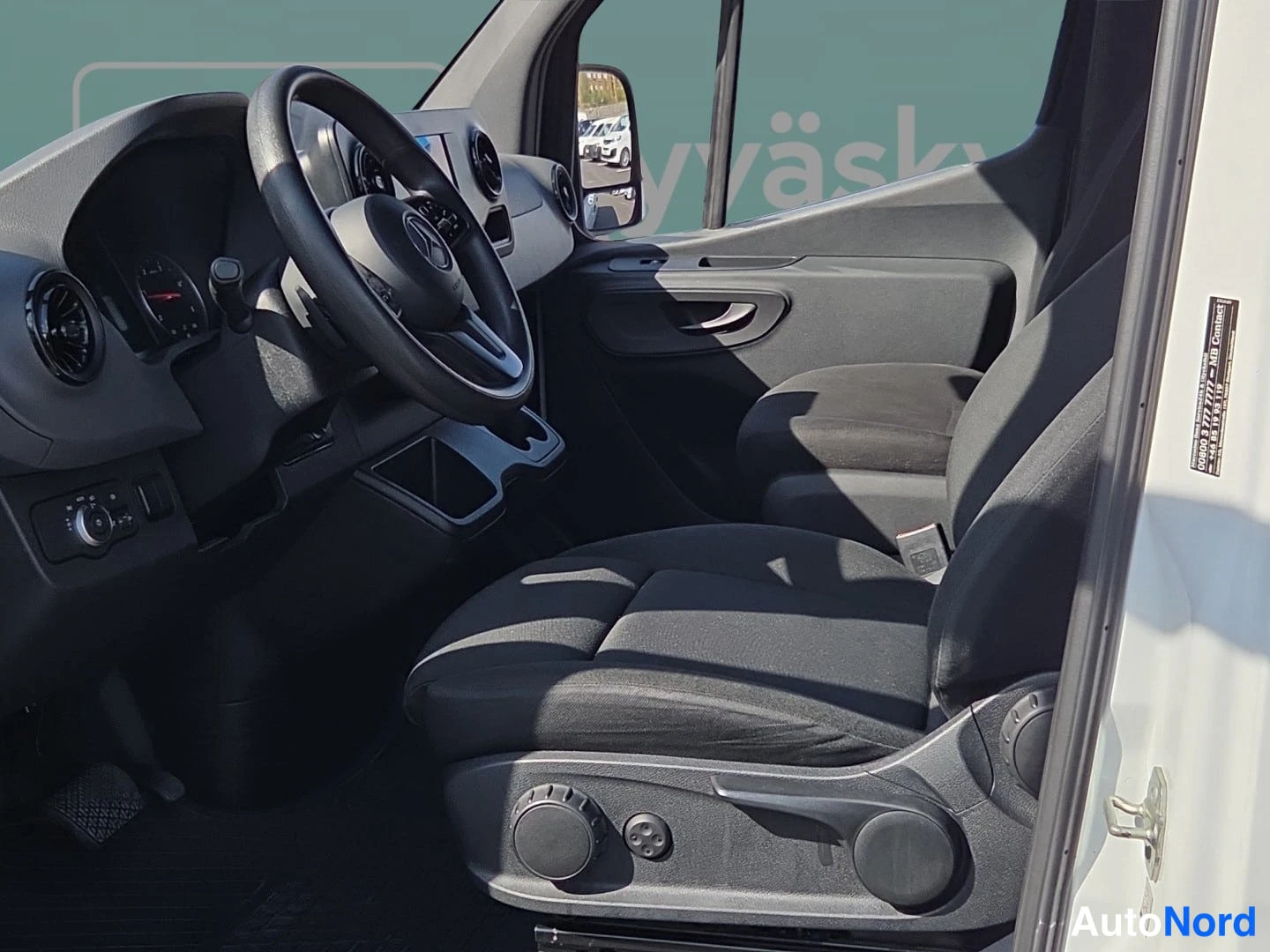 Valkoinen Mercedes-Benz Sprinter 2019, etuistuimet, kuva 10