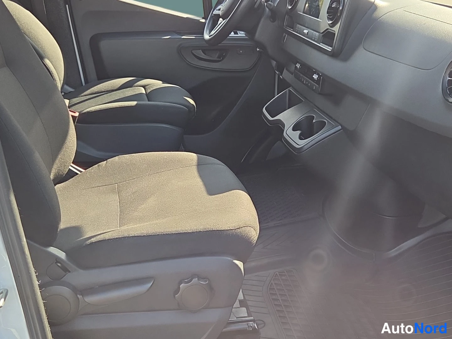 Valkoinen Mercedes-Benz Sprinter 2019, etuistuimet, kuva 8