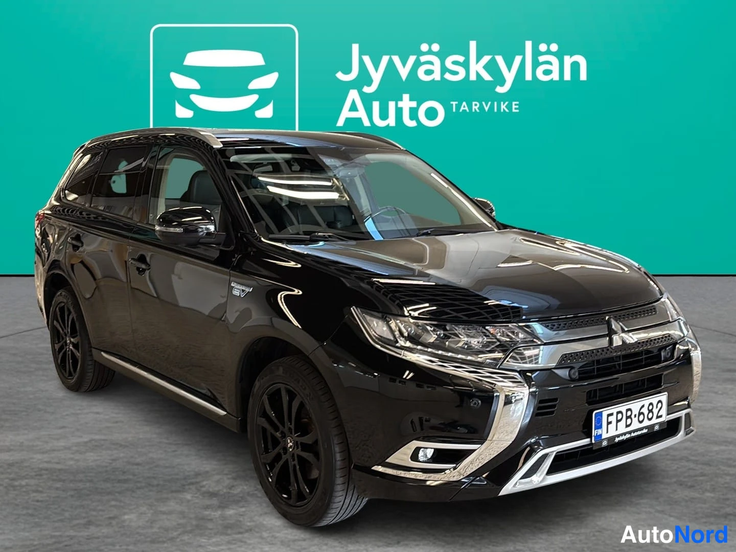 Musta Mitsubishi Outlander PHEV 2019, etuviisto, keula oikealle, kuva 2