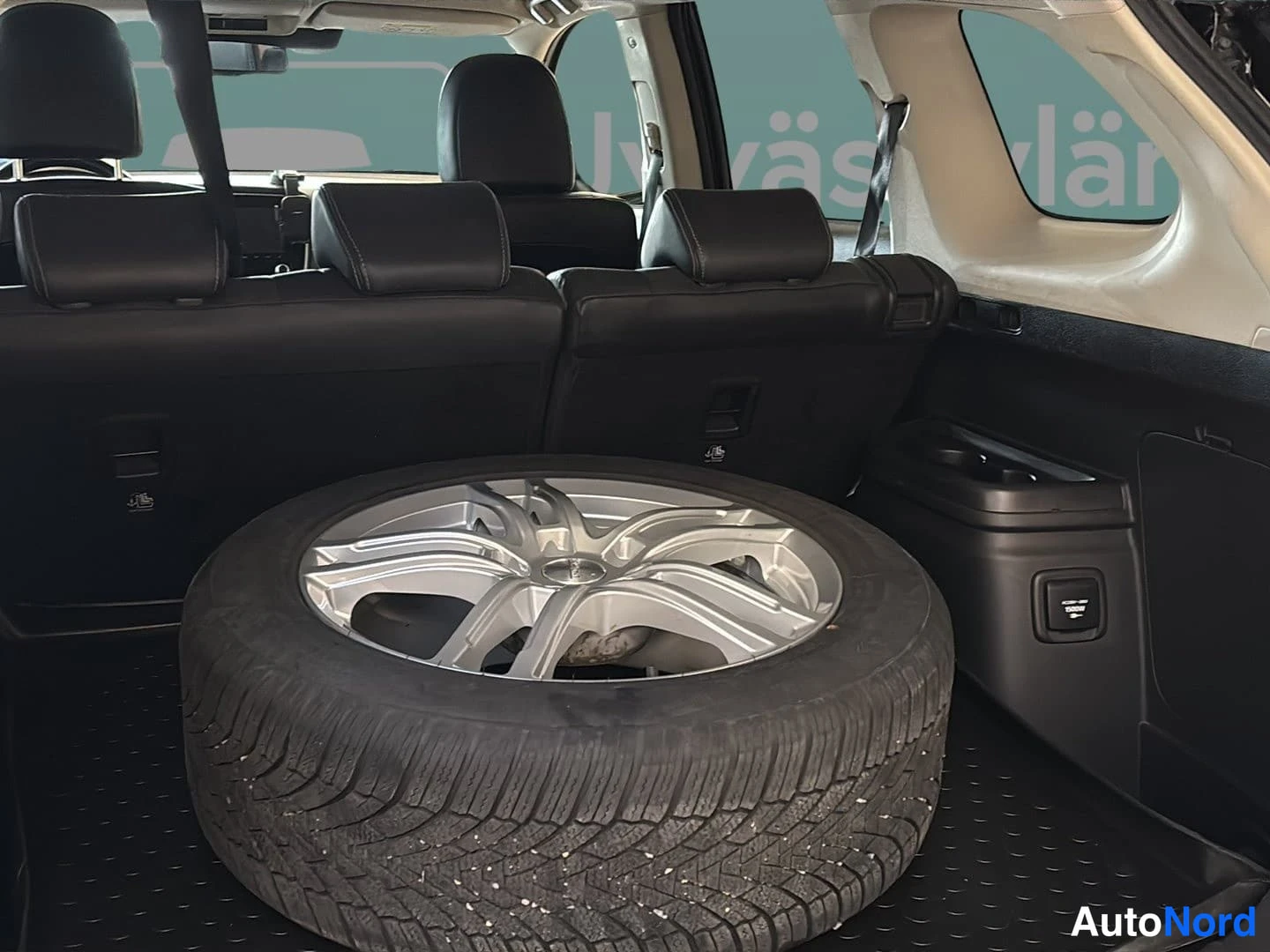Musta Mitsubishi Outlander PHEV 2019, tavaratila, kuva 10