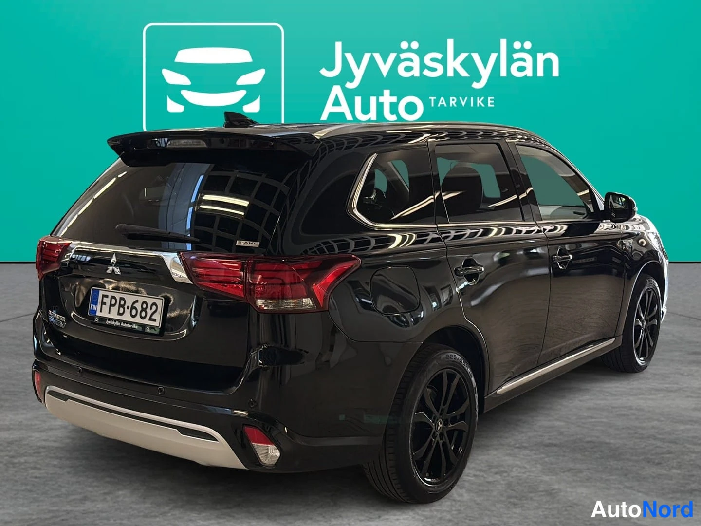 Musta Mitsubishi Outlander PHEV 2019, takaviisto, kuva 3