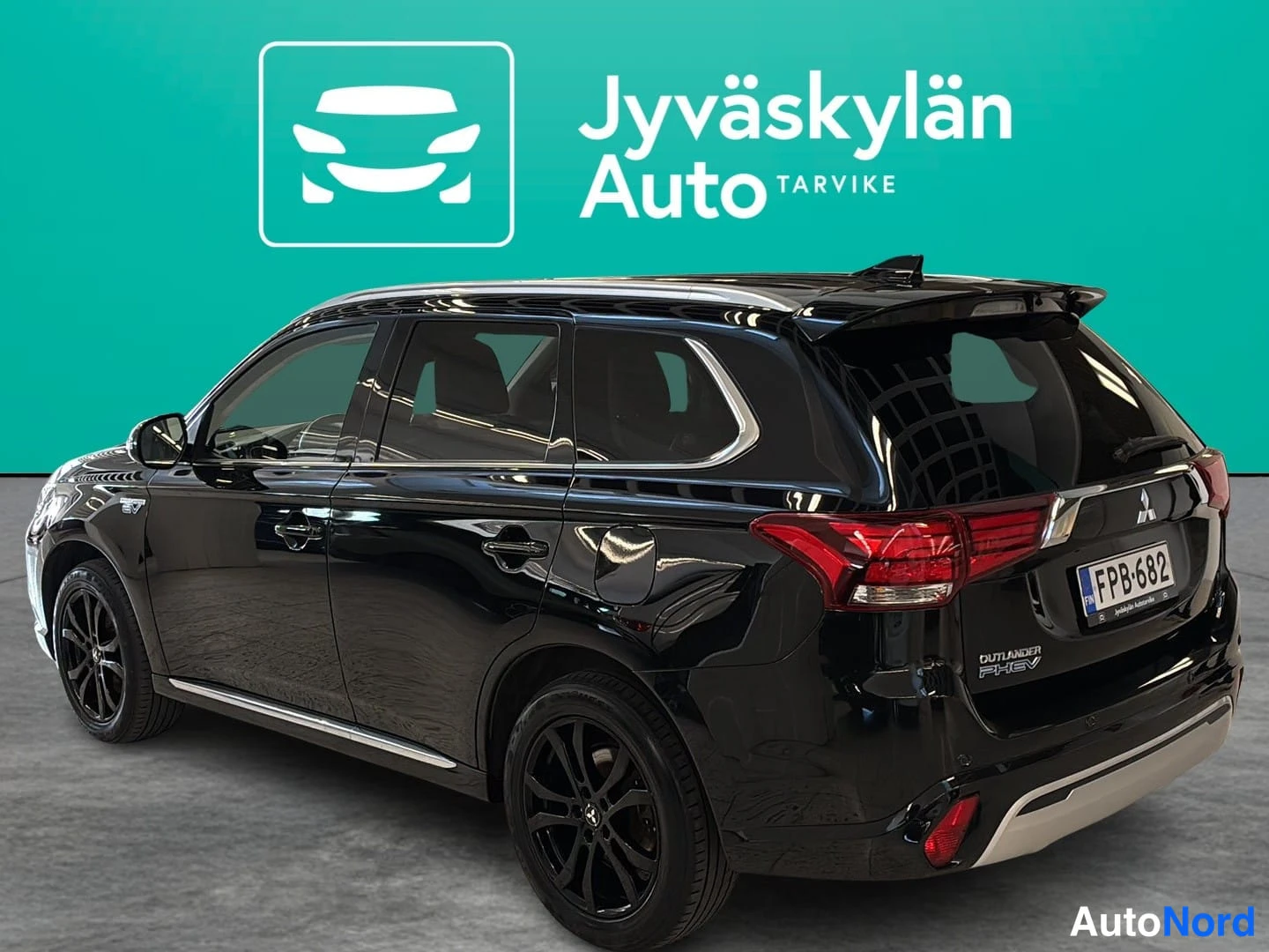 Musta Mitsubishi Outlander PHEV 2019, takaviisto, kuva 4
