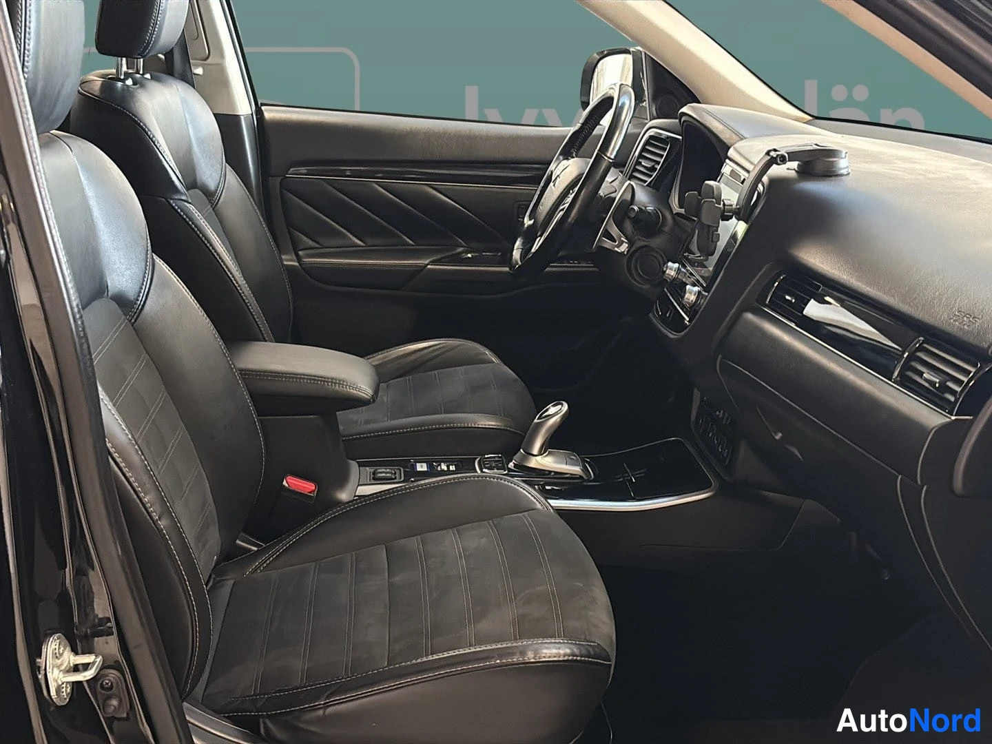 Musta Mitsubishi Outlander PHEV 2019, etuistuimet, kuva 7