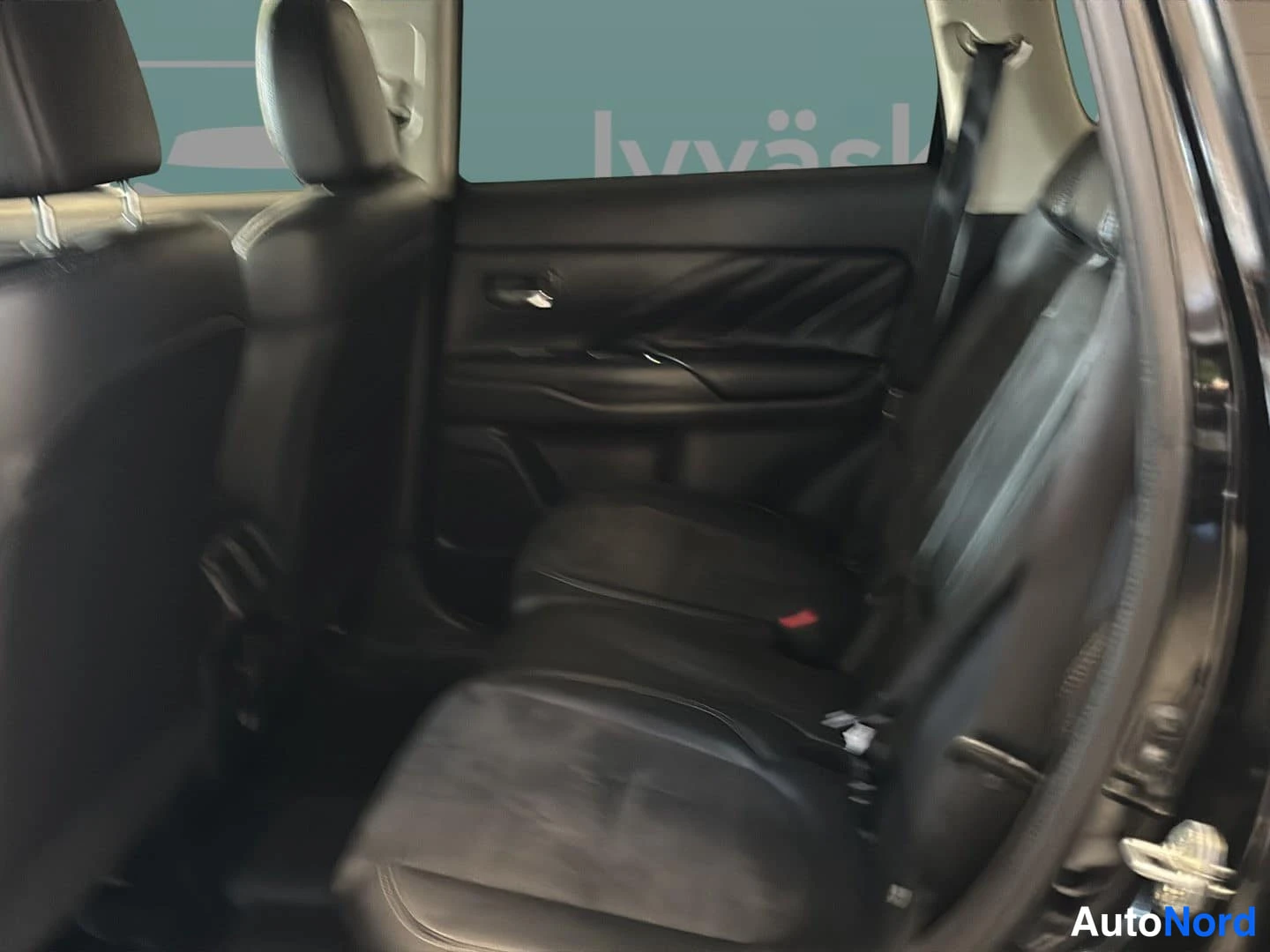 Musta Mitsubishi Outlander PHEV 2019, takaistuimet, kuva 8