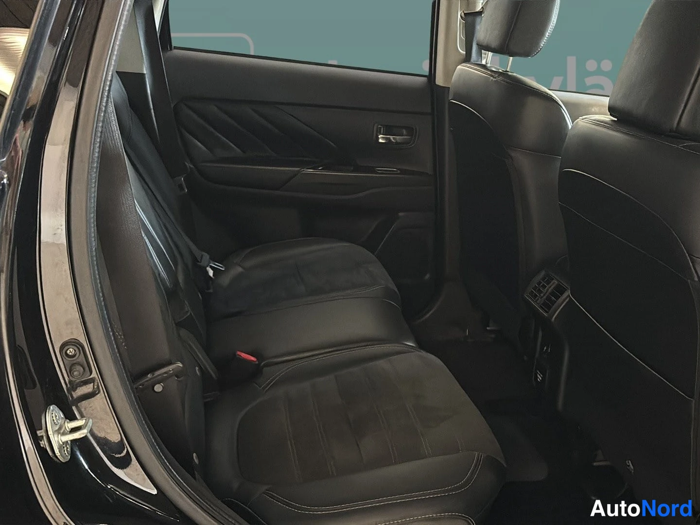 Musta Mitsubishi Outlander PHEV 2019, takaistuimet, kuva 9