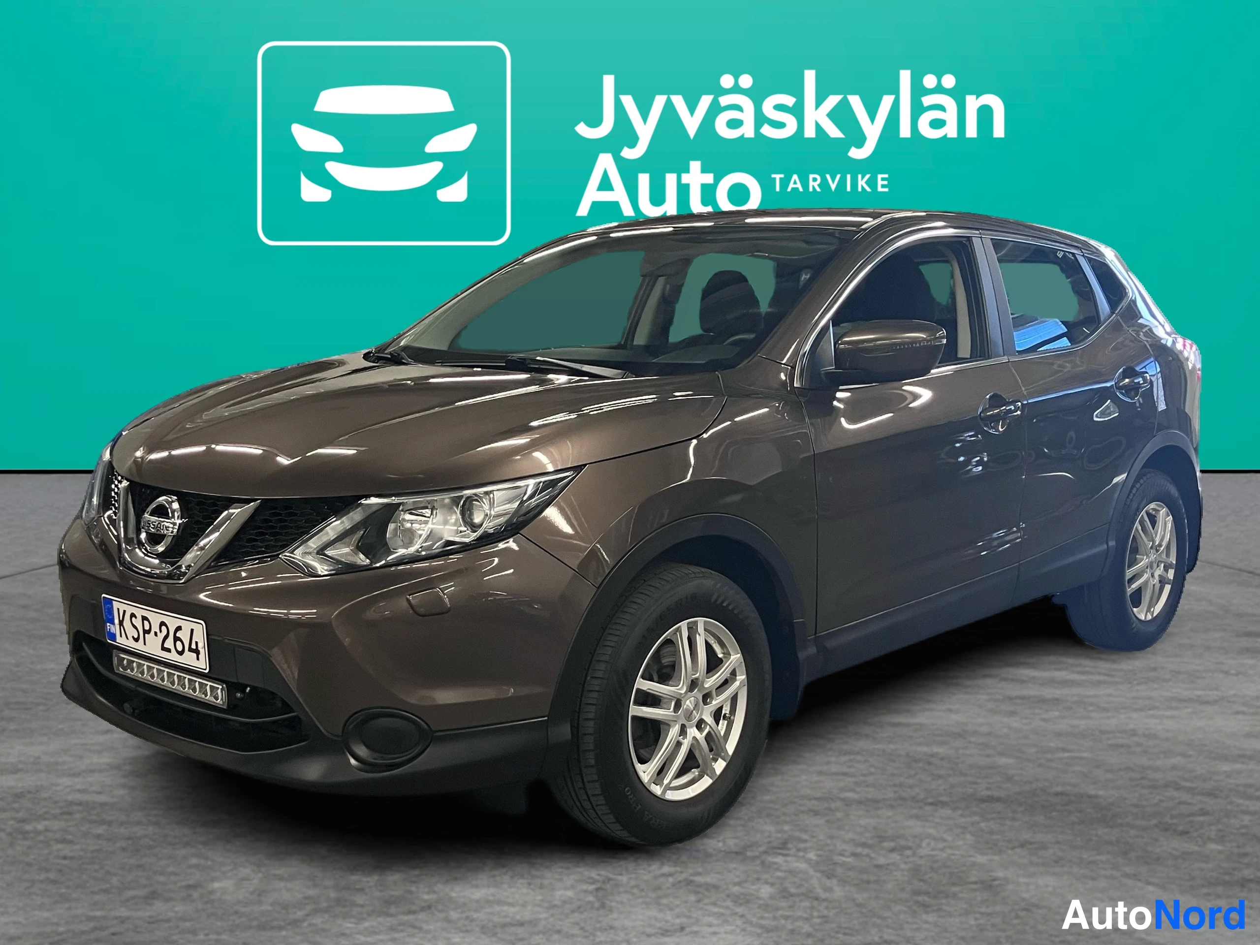 Brun Nissan Qashqai 2017, snett framifrån, fronten åt vänster, bild 2