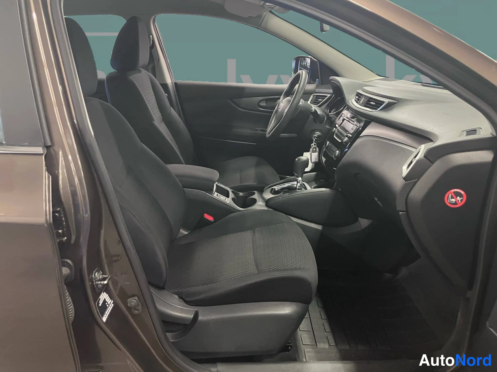 Brun Nissan Qashqai 2017, framsäten, bild 11