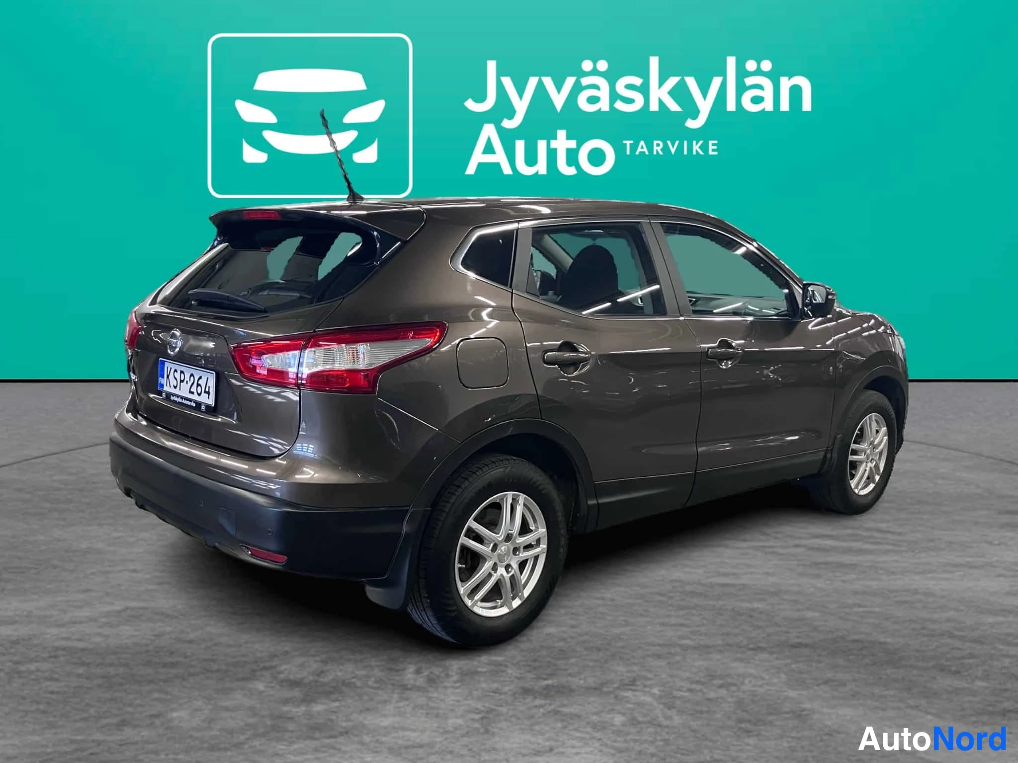 Brun Nissan Qashqai 2017, snett bakifrån, bild 5