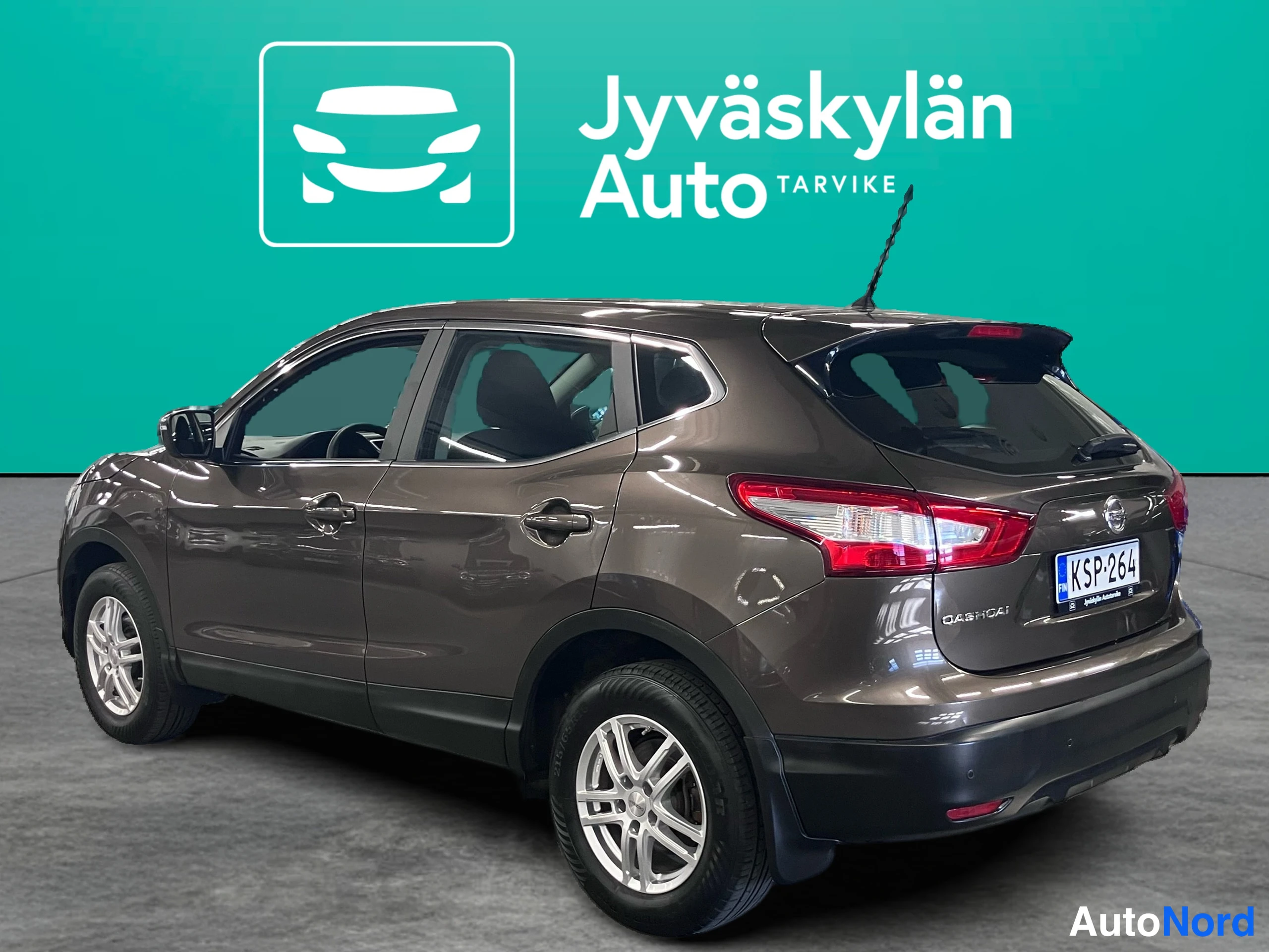 Brun Nissan Qashqai 2017, snett bakifrån, bild 8