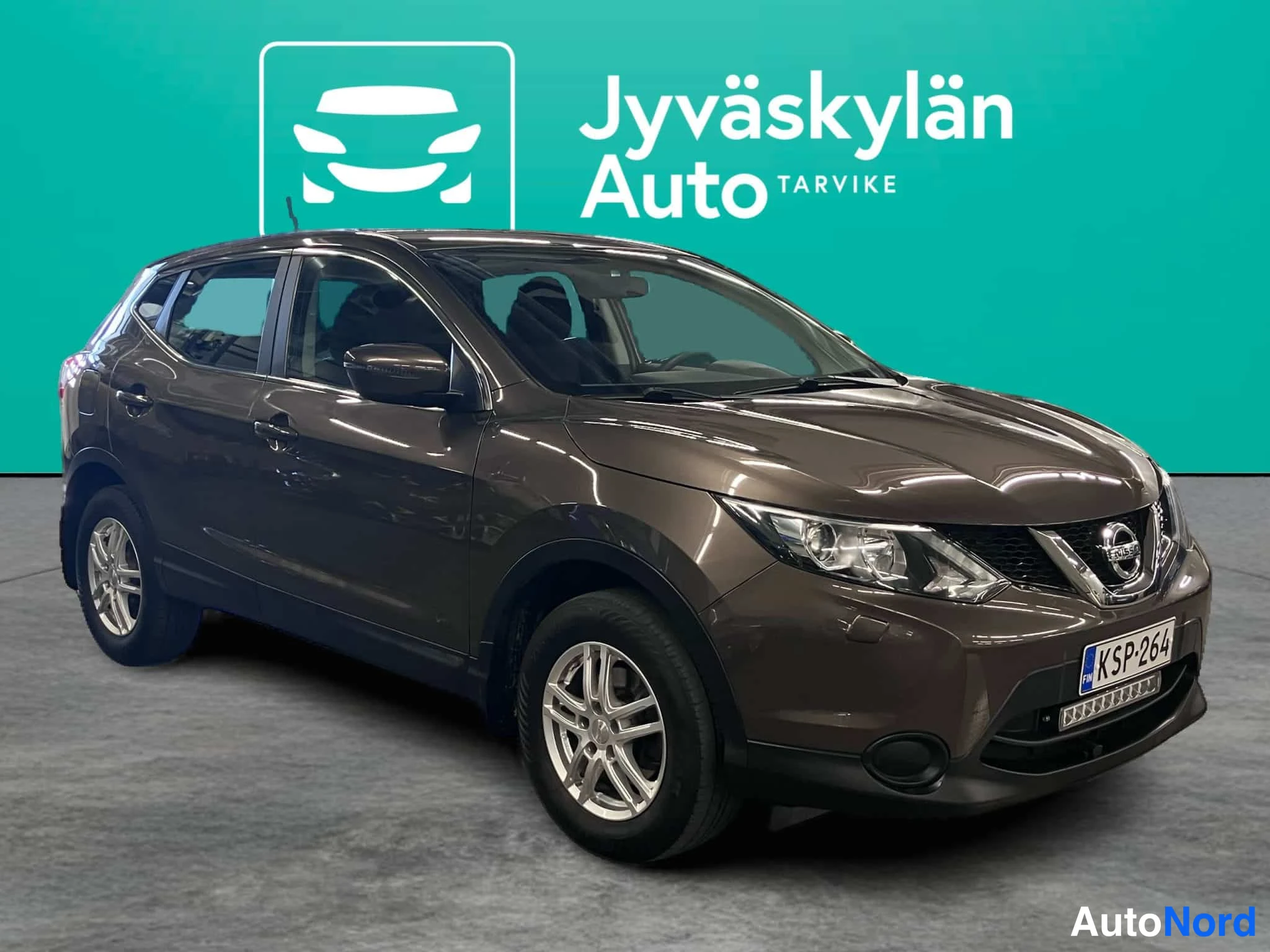 Brun Nissan Qashqai 2017, snett framifrån, fronten åt höger, bild 4