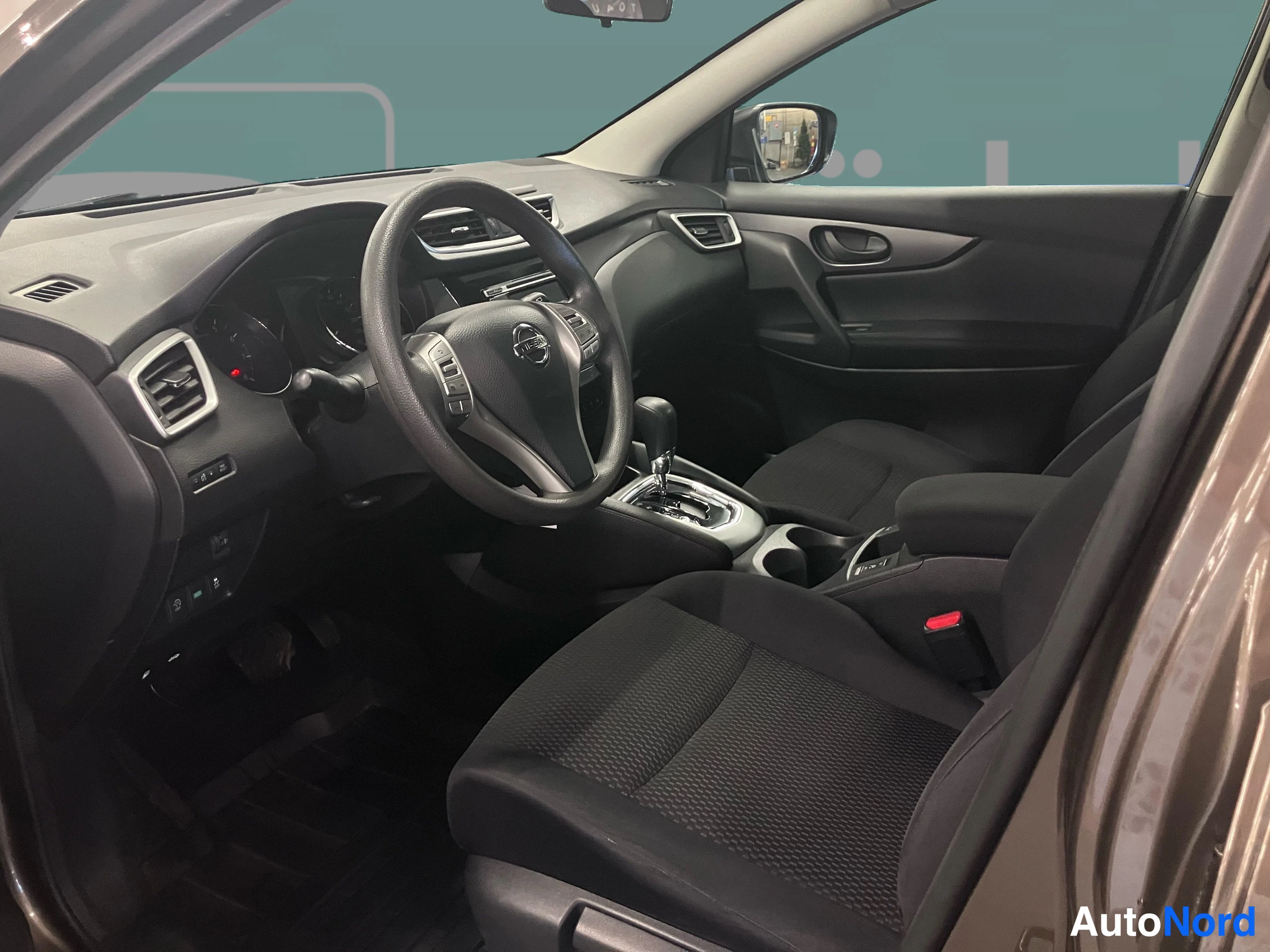 Brun Nissan Qashqai 2017, förarplats, bild 10