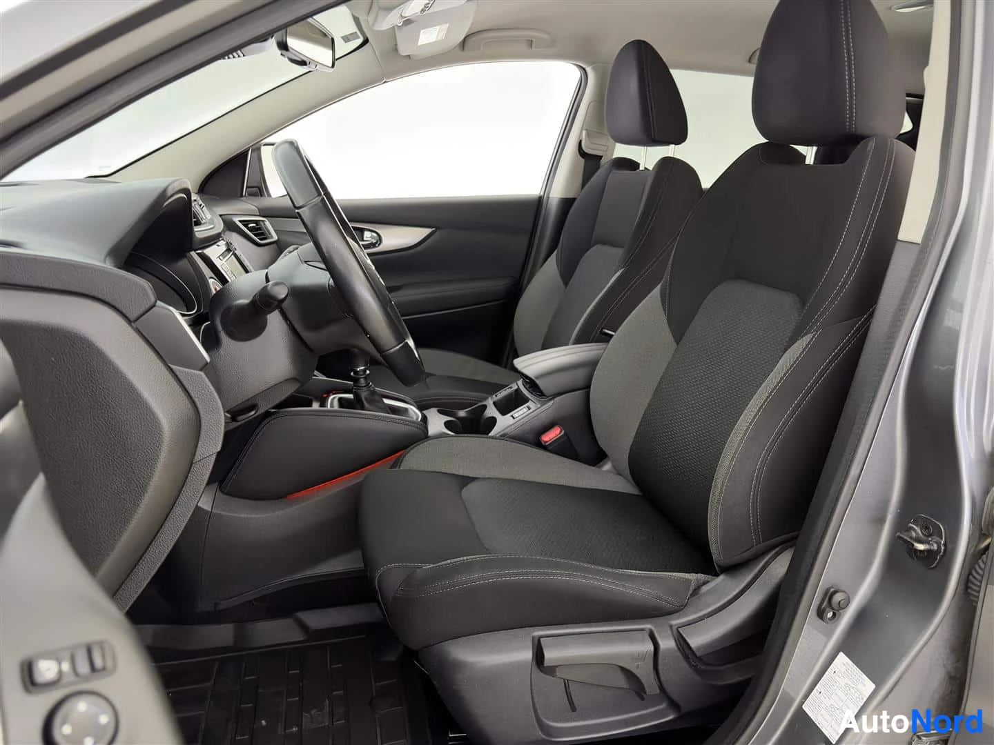Harmaa Nissan Qashqai 2019, etuistuimet, kuva 18