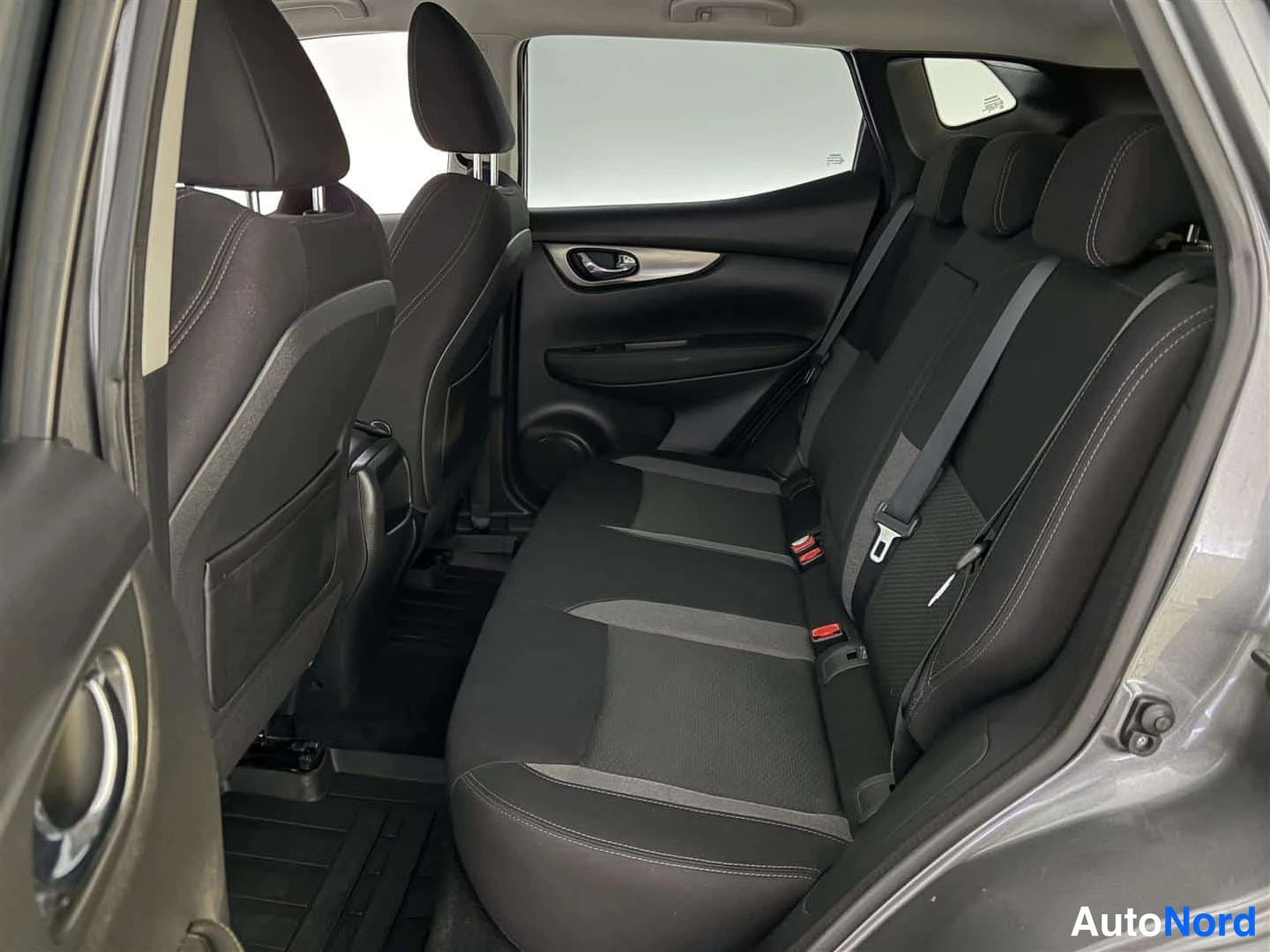 Harmaa Nissan Qashqai 2019, takaistuimet, kuva 19