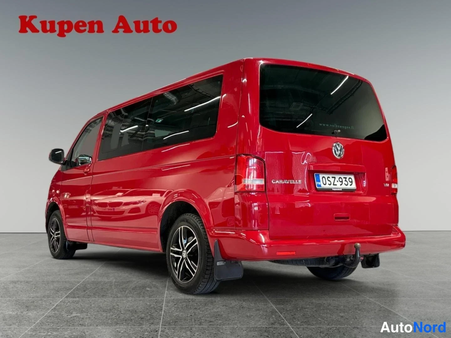 Punainen Volkswagen Caravelle 2010, takaviisto, kuva 3
