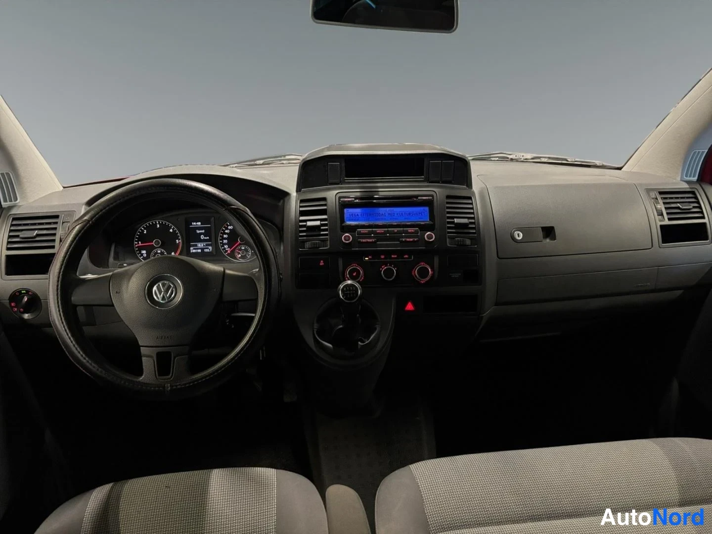 Punainen Volkswagen Caravelle 2010, ohjaamo, kuva 5