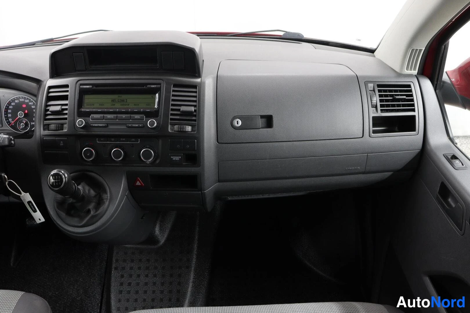 Punainen Volkswagen Caravelle 2010, ohjaamo, kuva 6