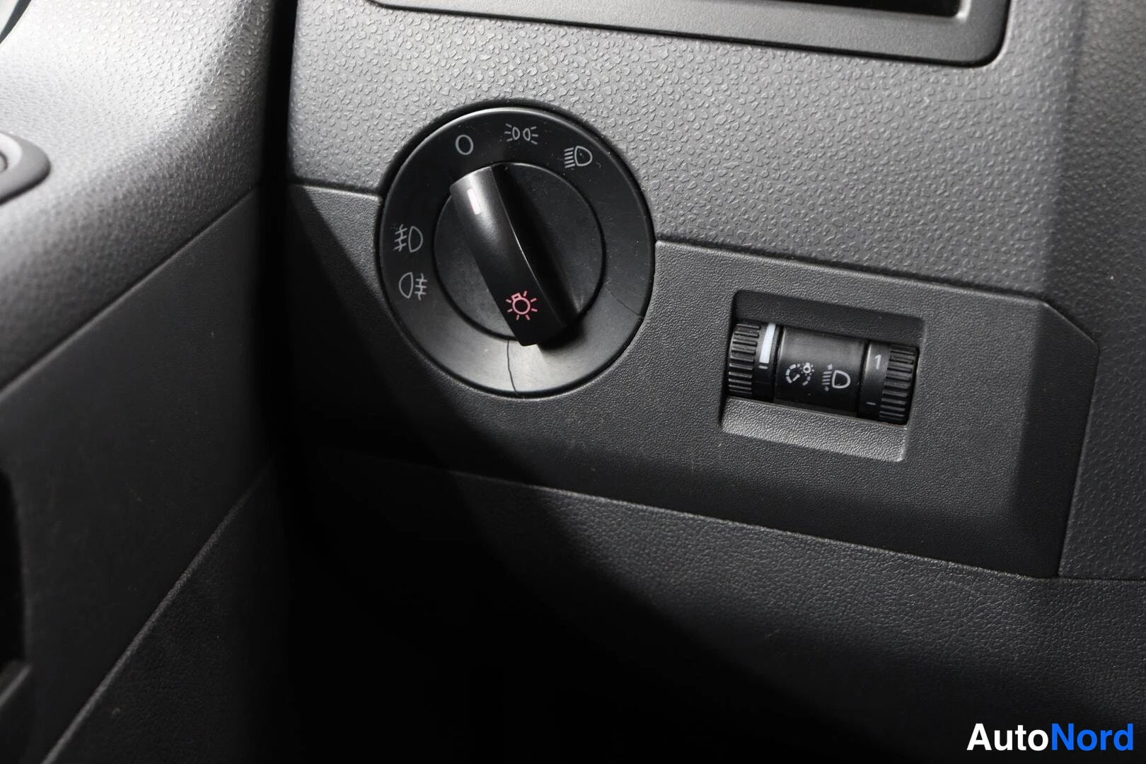 Punainen Volkswagen Caravelle 2010, yksityiskohta, kuva 19