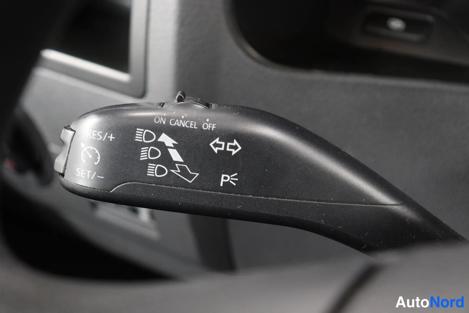 Punainen Volkswagen Caravelle 2010, yksityiskohta, kuva 20
