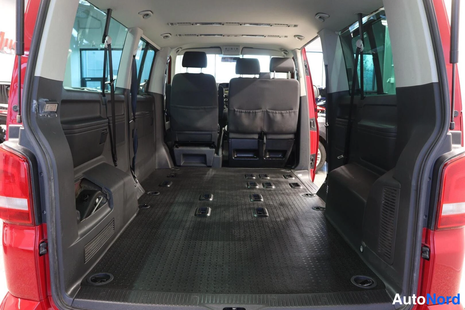 Punainen Volkswagen Caravelle 2010, tavaratila, kuva 15