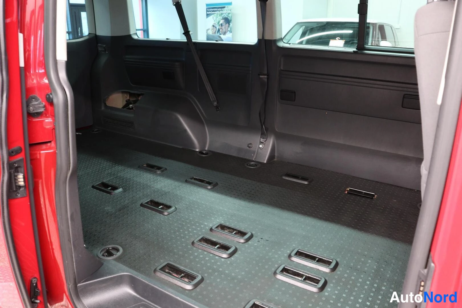Punainen Volkswagen Caravelle 2010, tavaratila, kuva 16