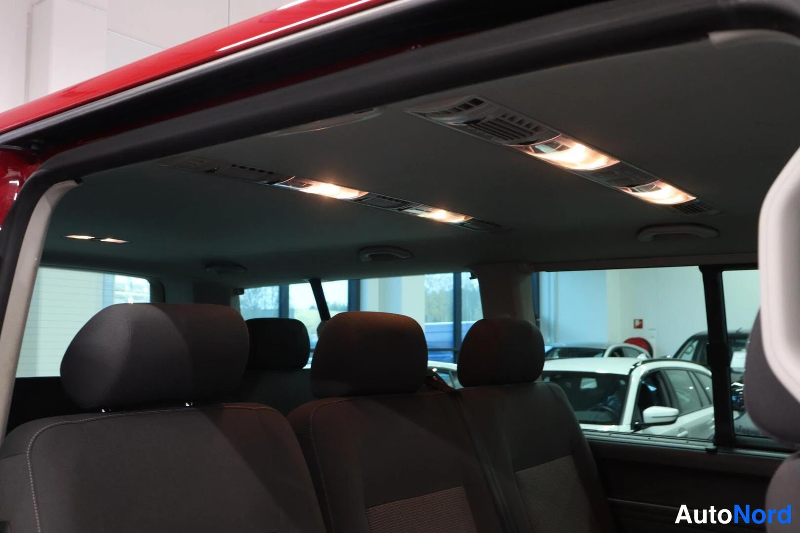 Punainen Volkswagen Caravelle 2010, takaistuimet, kuva 13