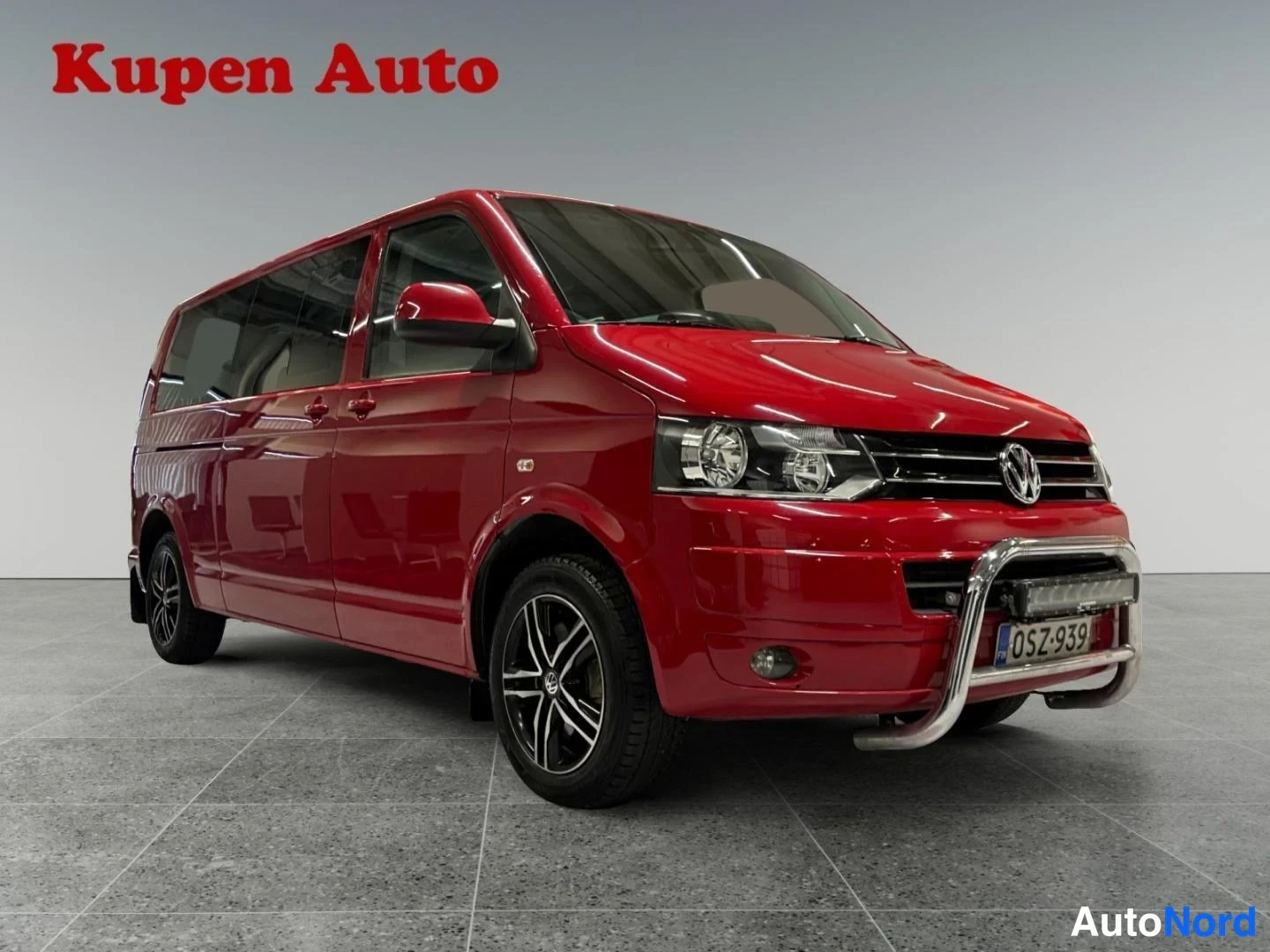 Punainen Volkswagen Caravelle 2010, etuviisto, keula oikealle, kuva 2