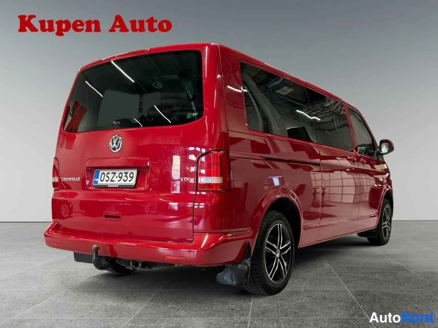 Punainen Volkswagen Caravelle 2010, takaviisto, kuva 4