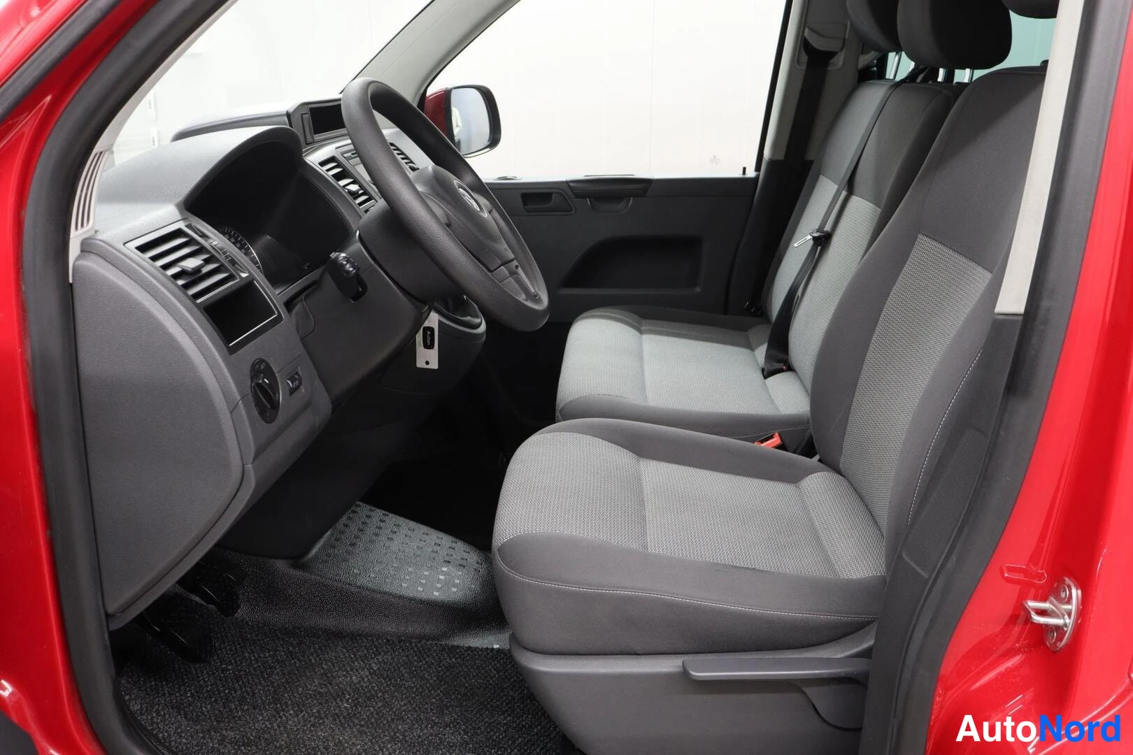 Punainen Volkswagen Caravelle 2010, etuistuimet, kuva 7