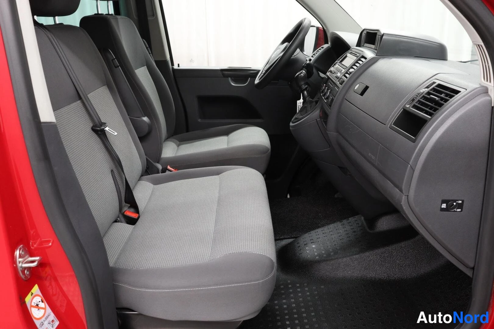Punainen Volkswagen Caravelle 2010, etuistuimet, kuva 8