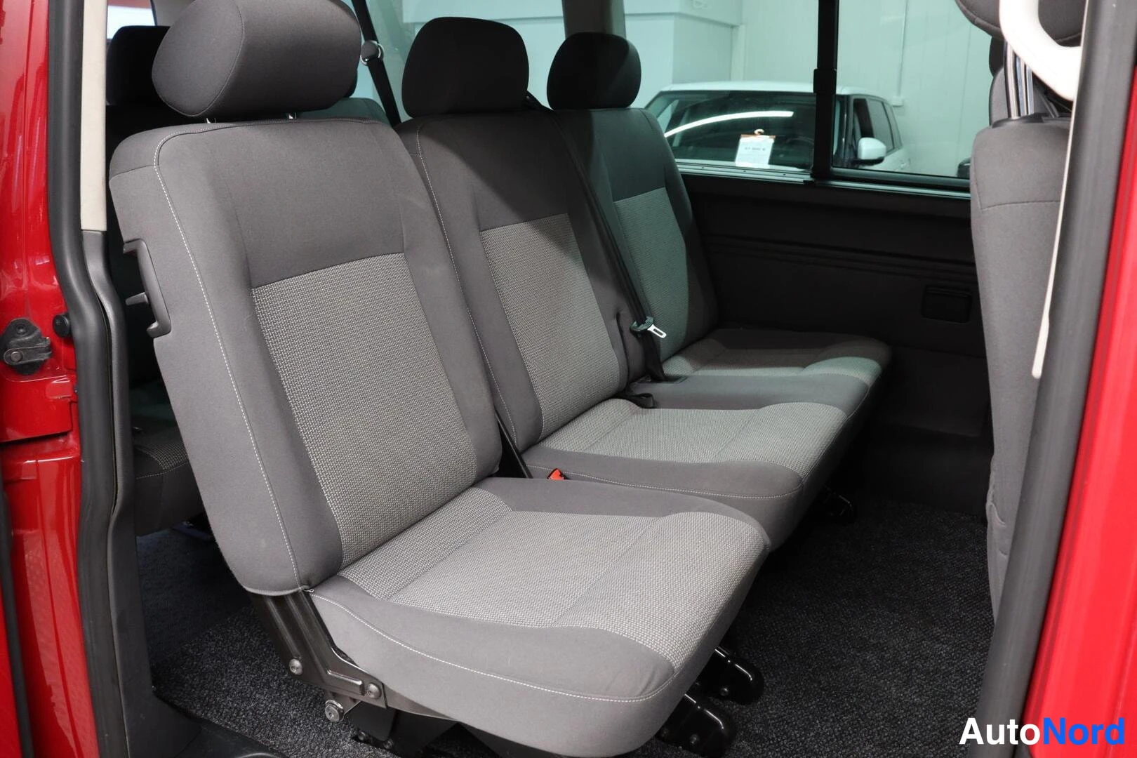 Punainen Volkswagen Caravelle 2010, takaistuimet, kuva 10
