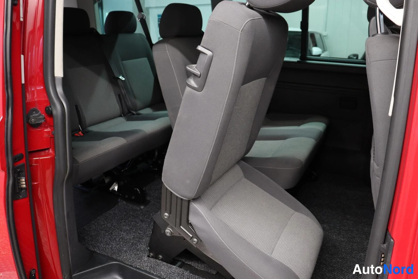 Punainen Volkswagen Caravelle 2010, takaistuimet, kuva 11