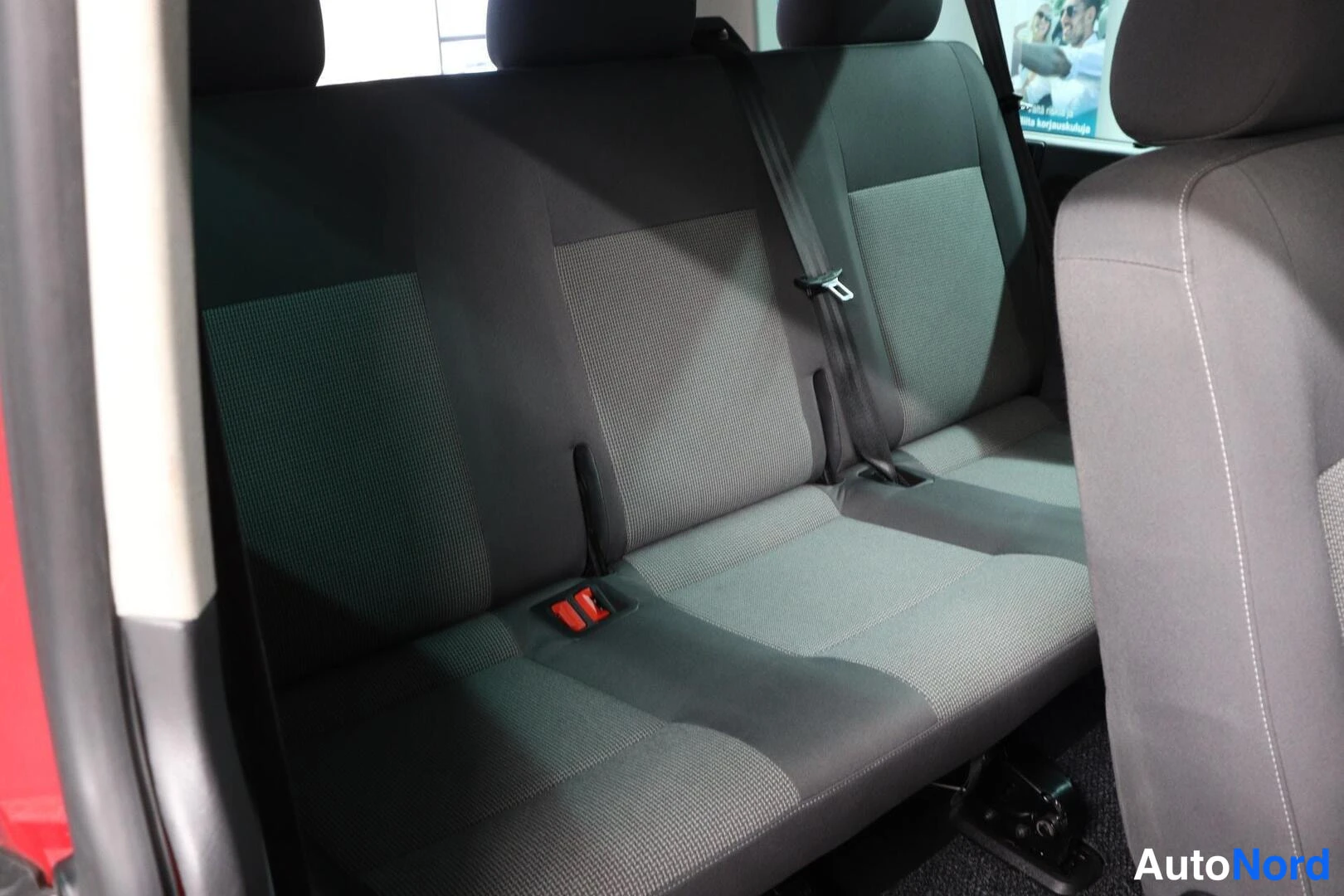 Punainen Volkswagen Caravelle 2010, takaistuimet, kuva 12