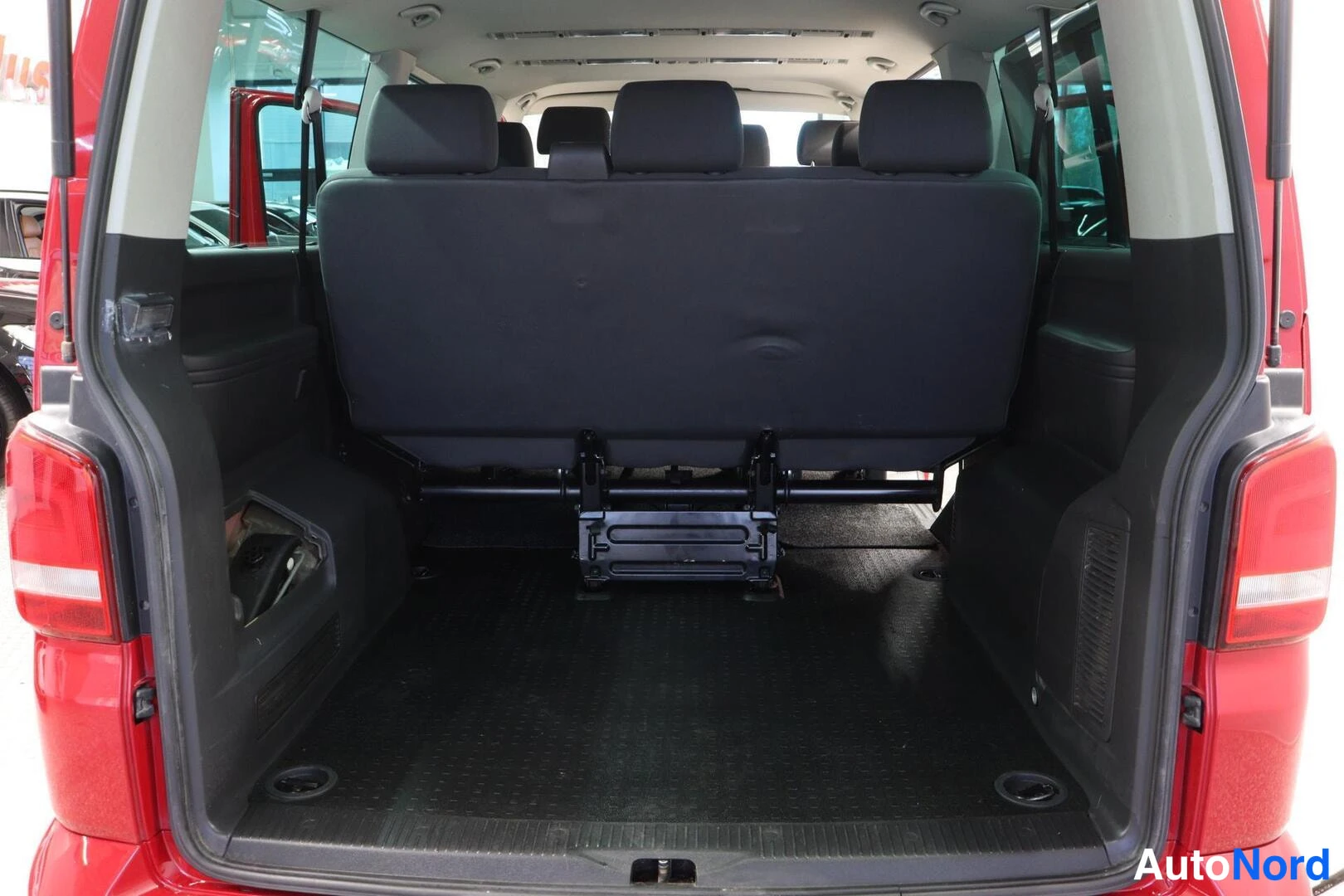 Punainen Volkswagen Caravelle 2010, tavaratila, kuva 14