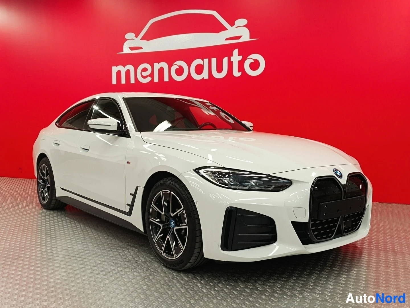 Valkoinen BMW i4 eDrive40 2024, etuviisto, keula oikealle, kuva 2
