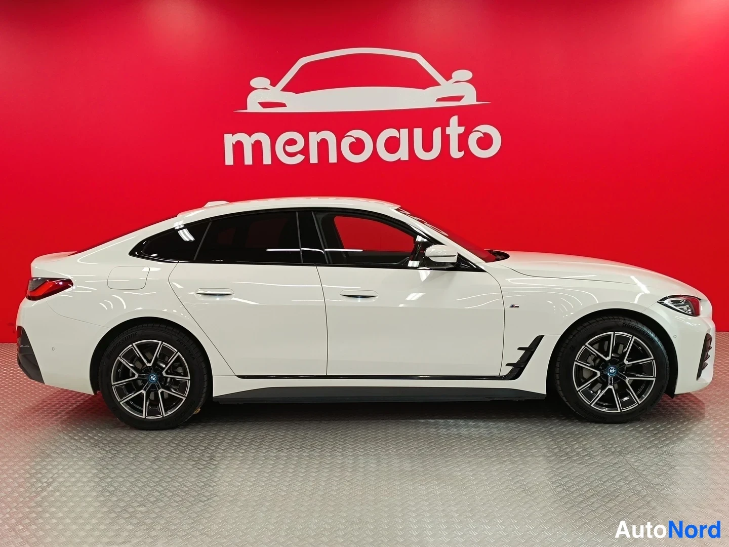 Valkoinen BMW i4 eDrive40 2024, etuviisto, keula oikealle, kuva 3
