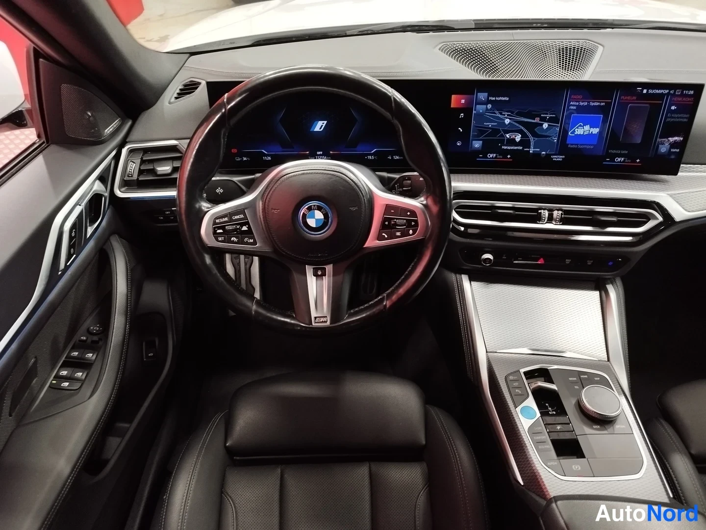 Valkoinen BMW i4 eDrive40 2024, ohjaamo, kuva 9