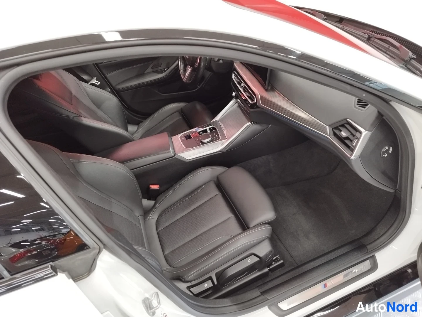 Valkoinen BMW i4 eDrive40 2024, ohjaamo, kuva 10