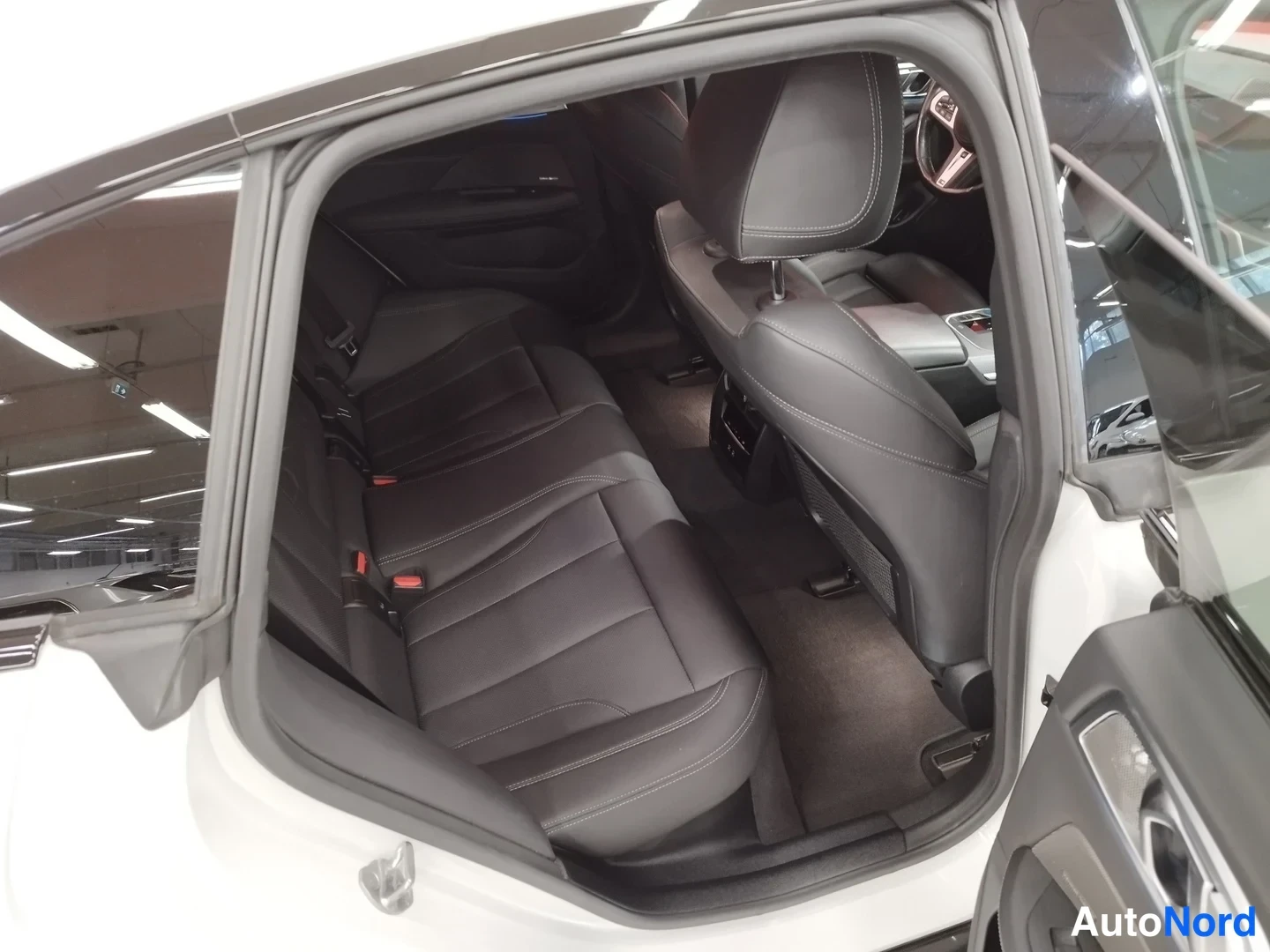 Valkoinen BMW i4 eDrive40 2024, takaistuimet, kuva 12