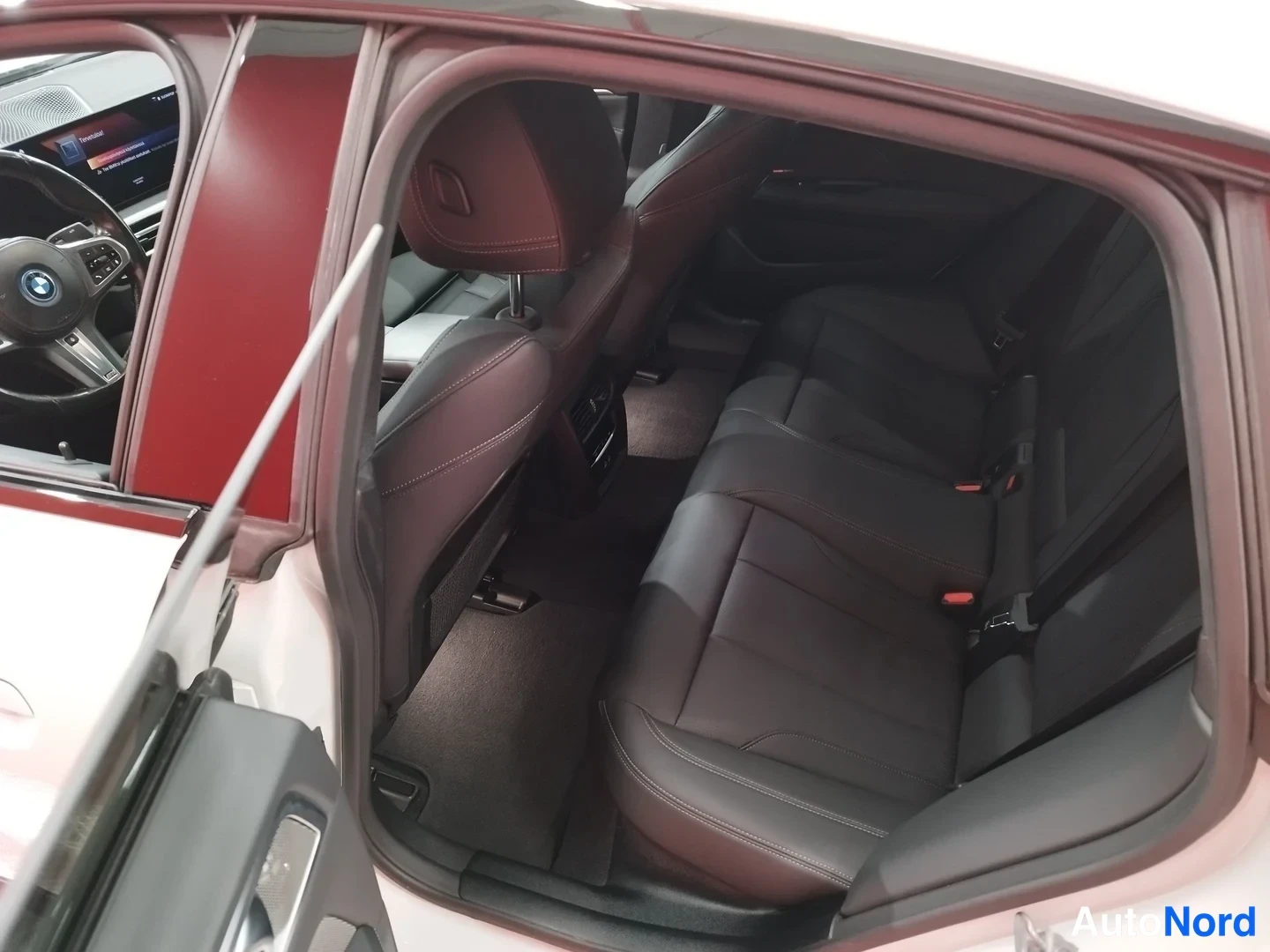 Valkoinen BMW i4 eDrive40 2024, takaistuimet, kuva 13