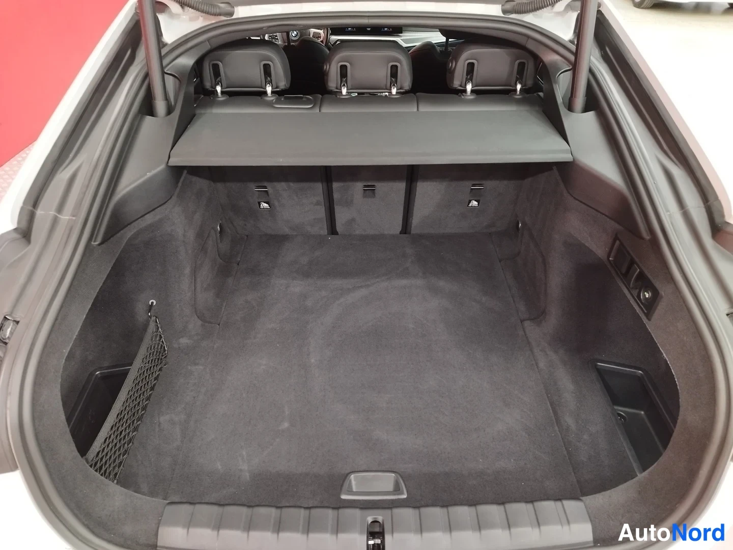 Valkoinen BMW i4 eDrive40 2024, tavaratila, kuva 14